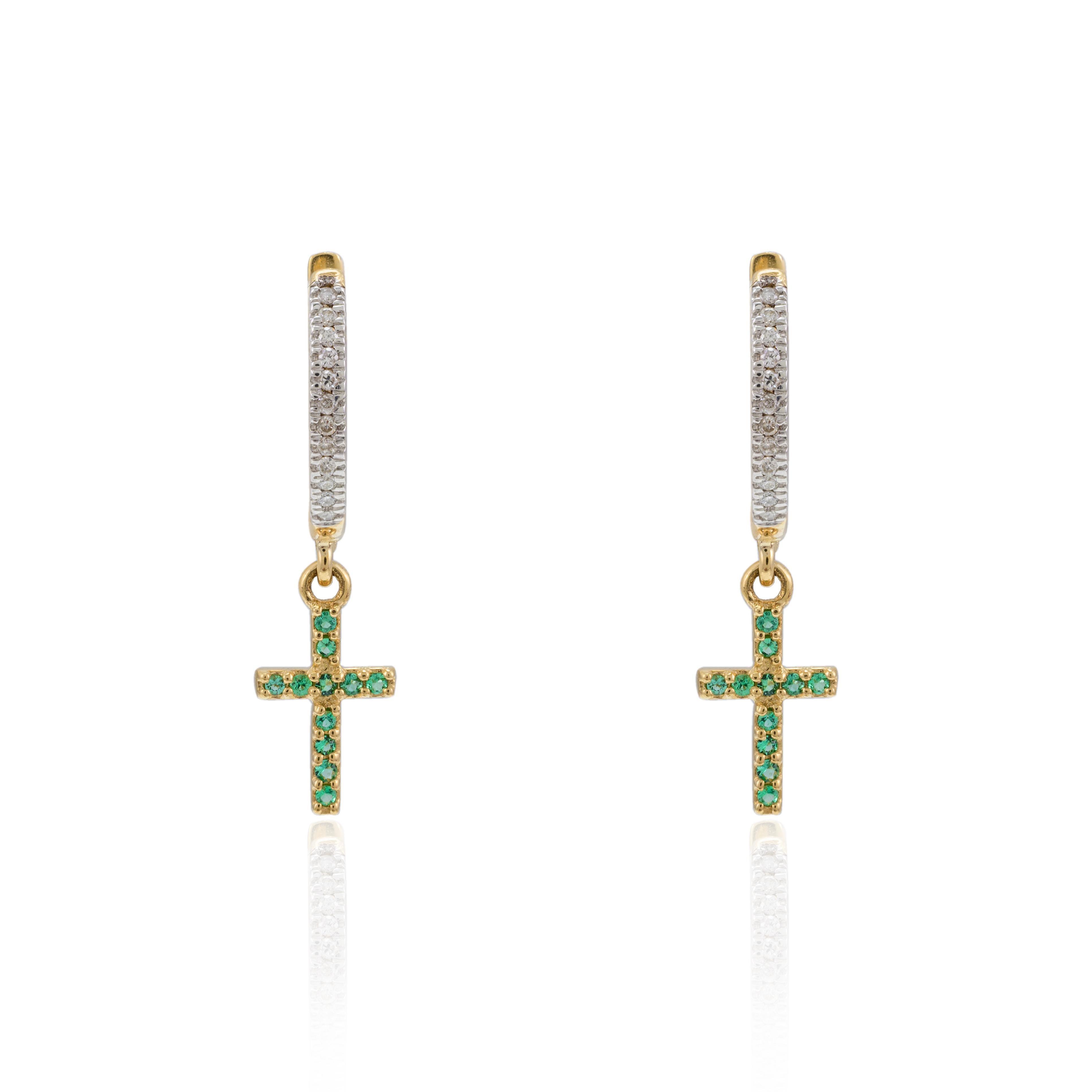 Modern Natural Emerald Cross Dangle Charm Hoops 18k Yellow Gold Unisex Gifts For Sale