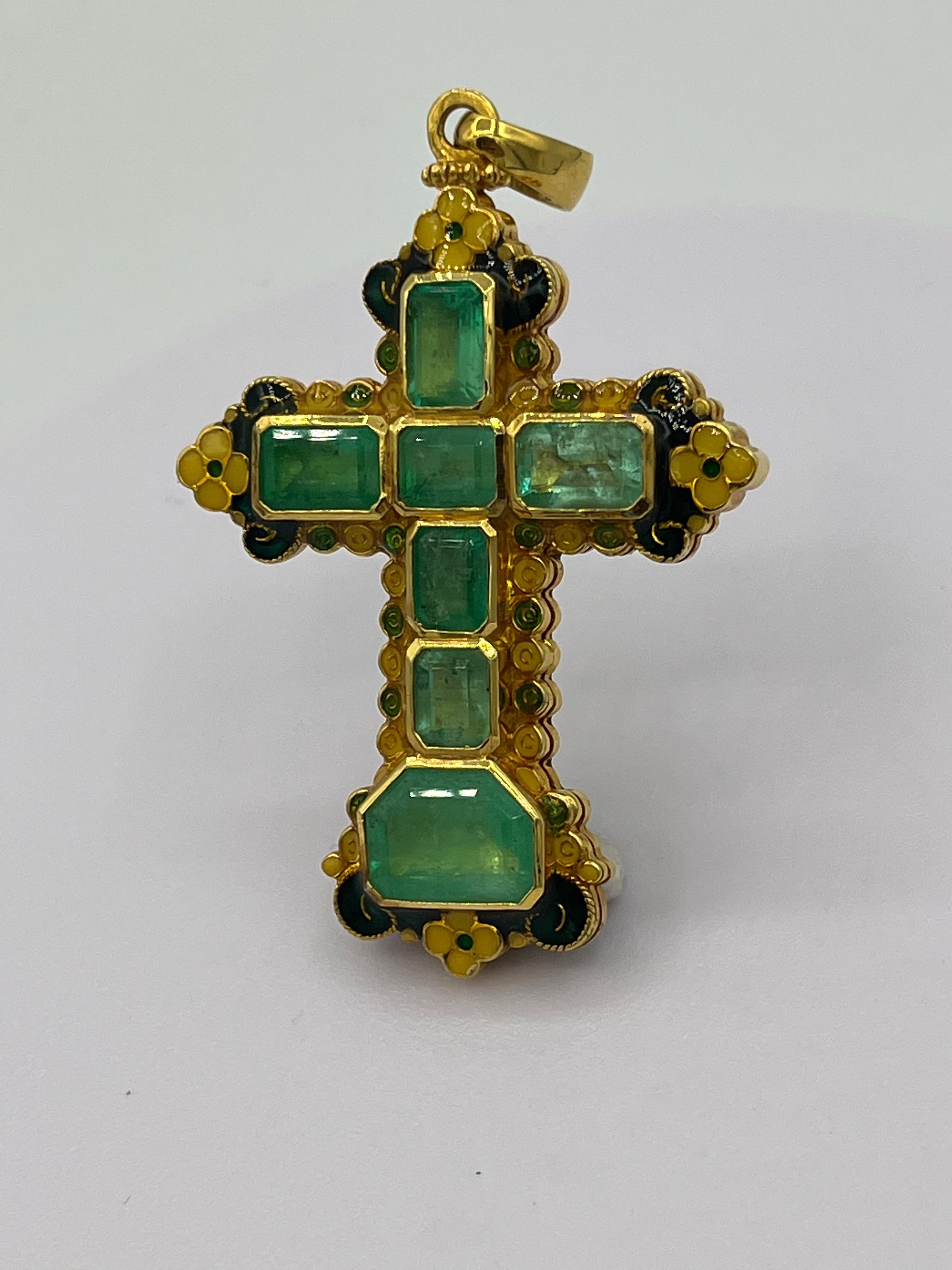 18 k yellow gold
13,60 ct emerald 
enamel
35,6 gram
65 mm x 40 mm