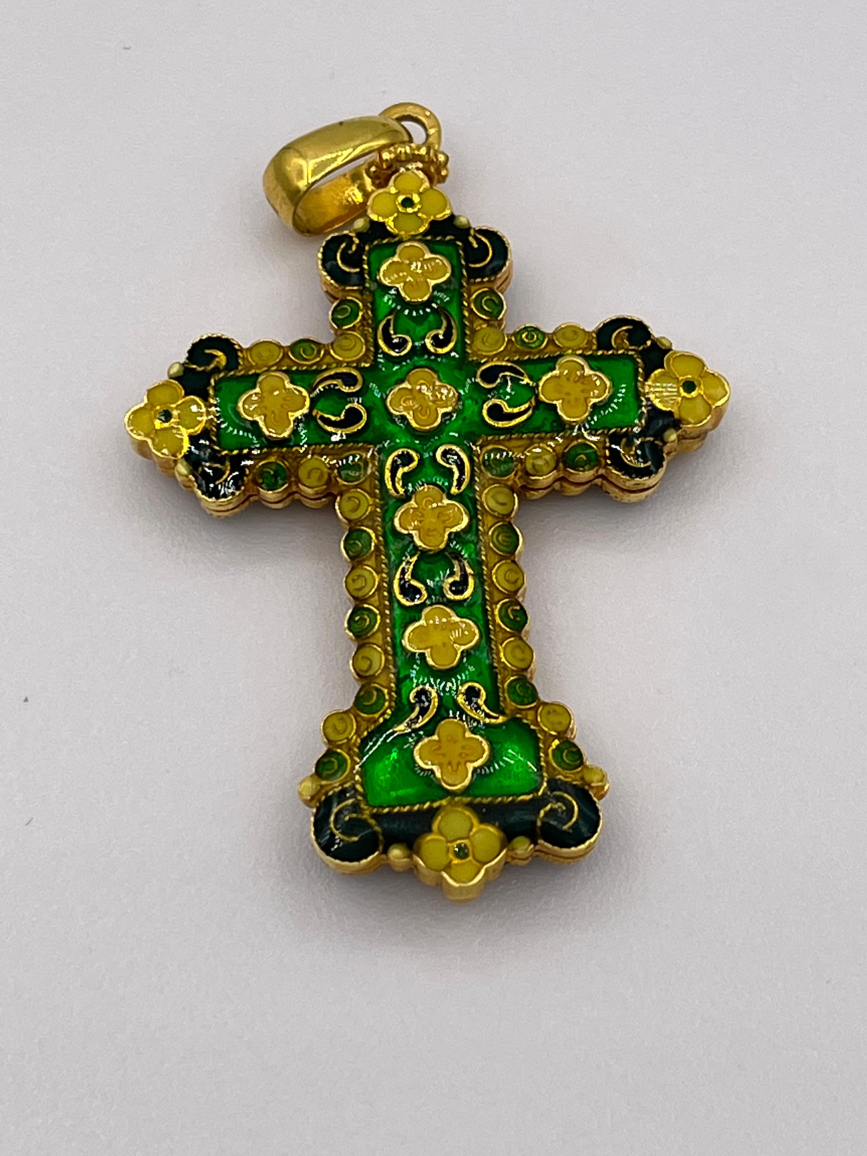 Emerald Cross Enamel 18 K In Excellent Condition In Bad Kissingen, DE