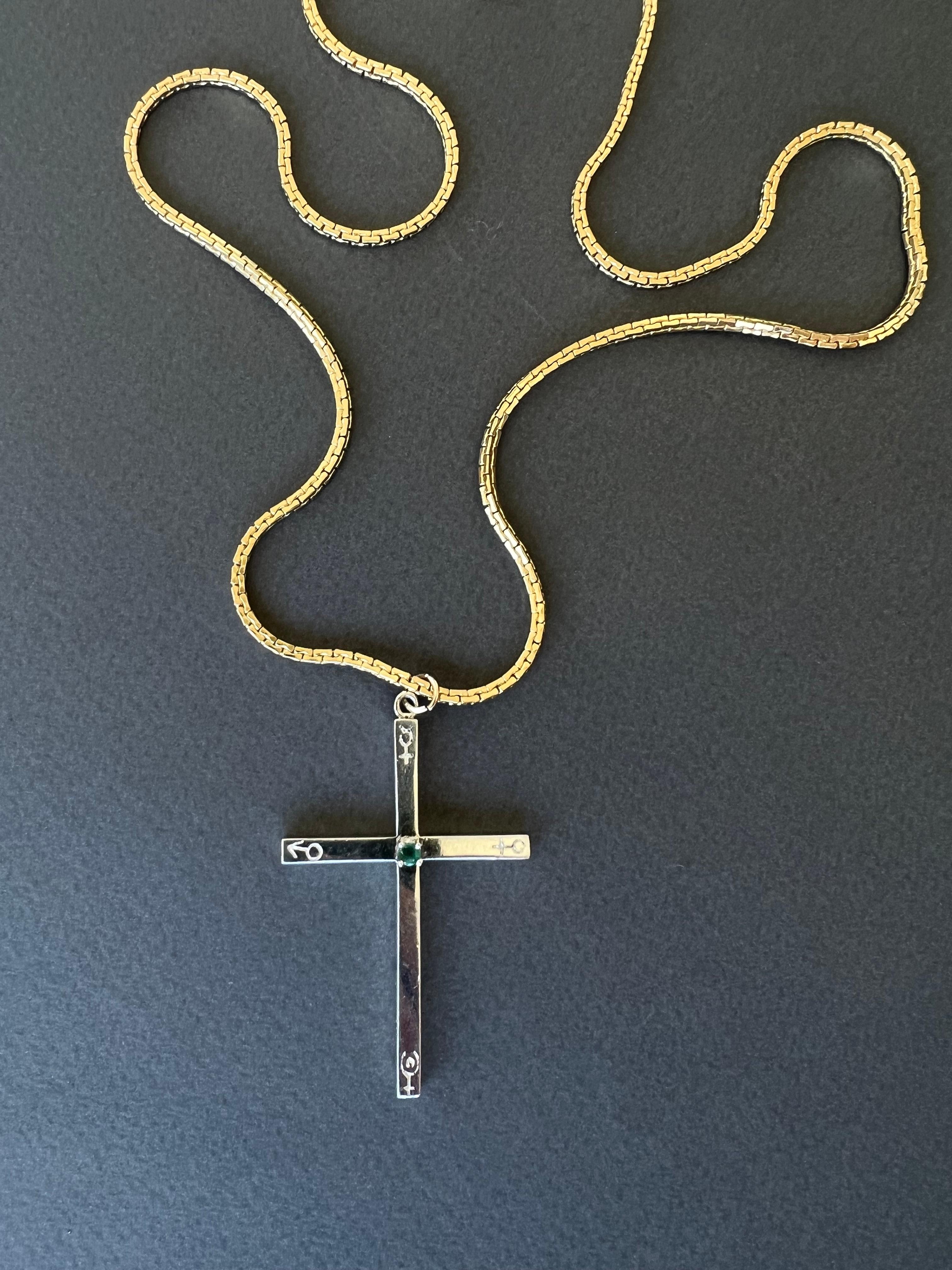 Collier croix d'émeraude gravée Symboles de l'équilibre spirituel et de la guérison en vente 4