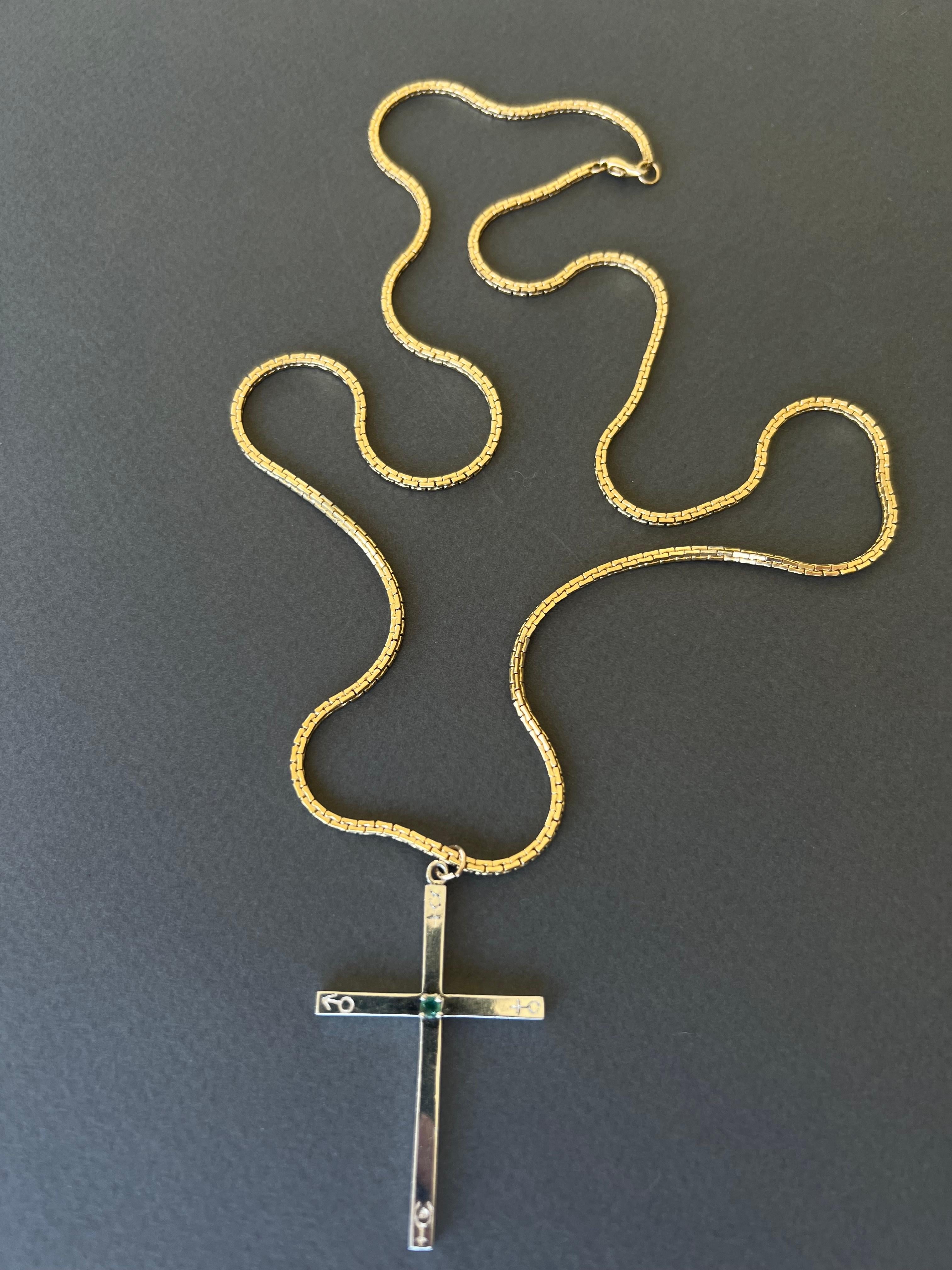Contemporain Collier croix d'émeraude gravée Symboles de l'équilibre spirituel et de la guérison en vente