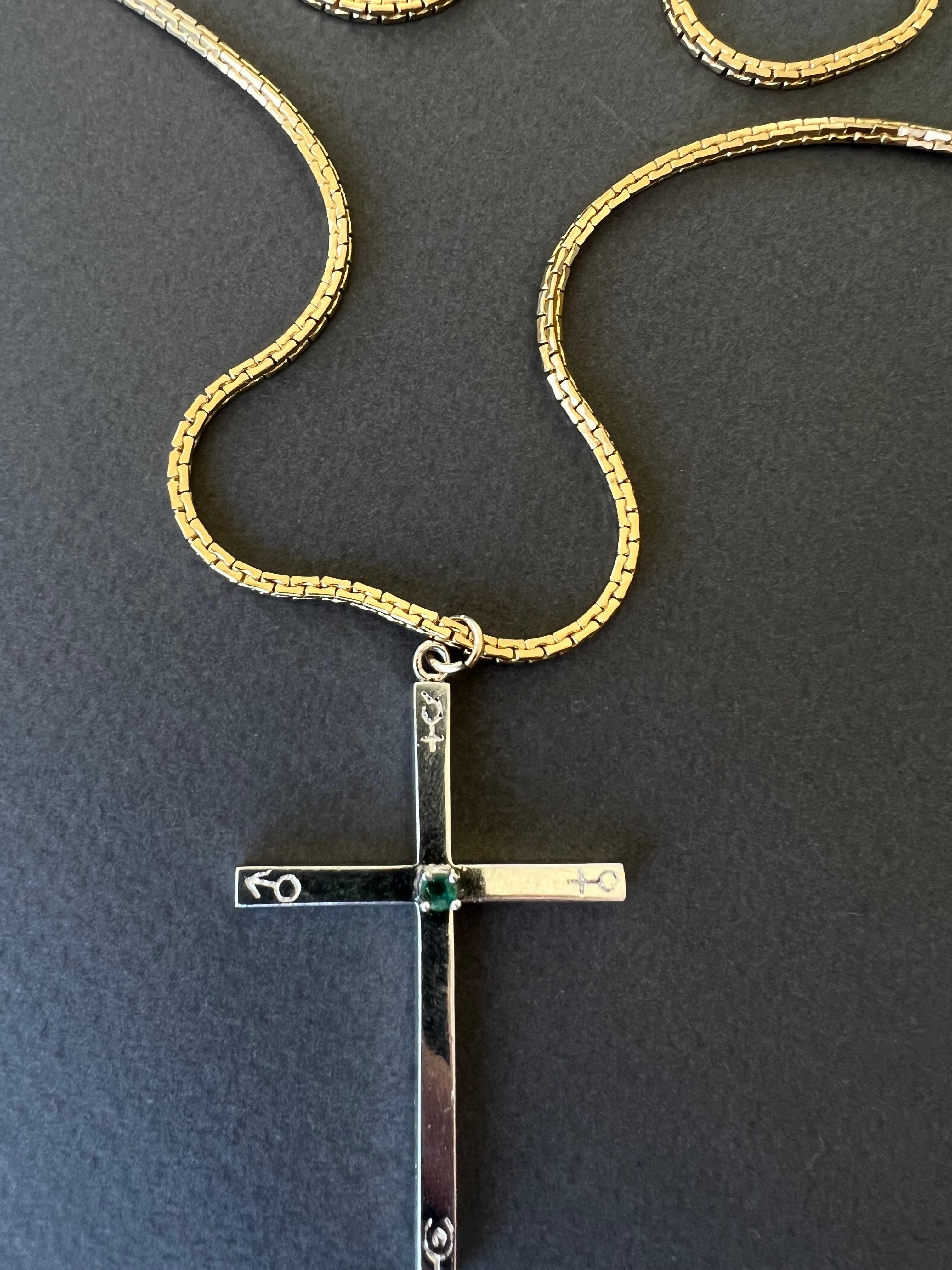 Taille brillant Collier croix d'émeraude gravée Symboles de l'équilibre spirituel et de la guérison en vente