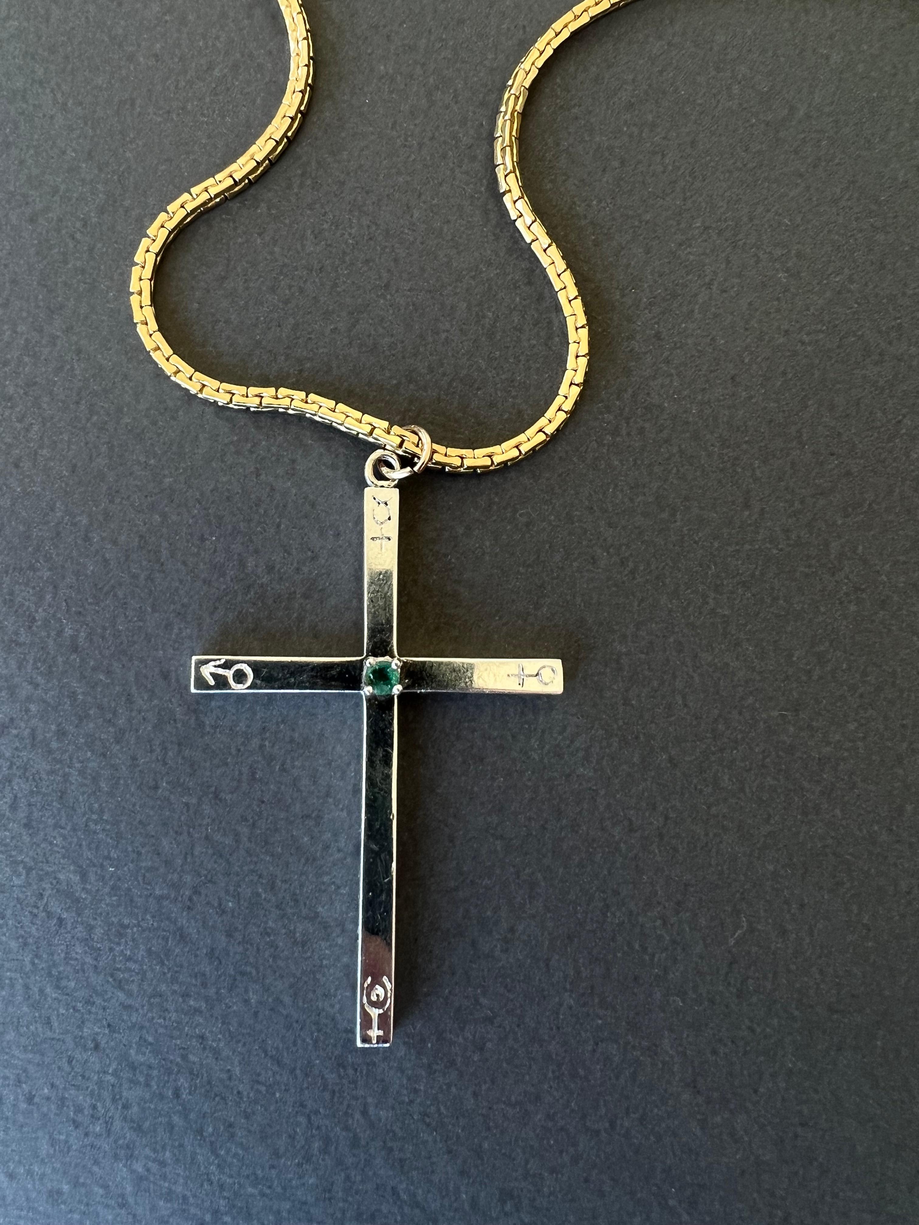 Collier croix d'émeraude gravée Symboles de l'équilibre spirituel et de la guérison Neuf - En vente à Los Angeles, CA