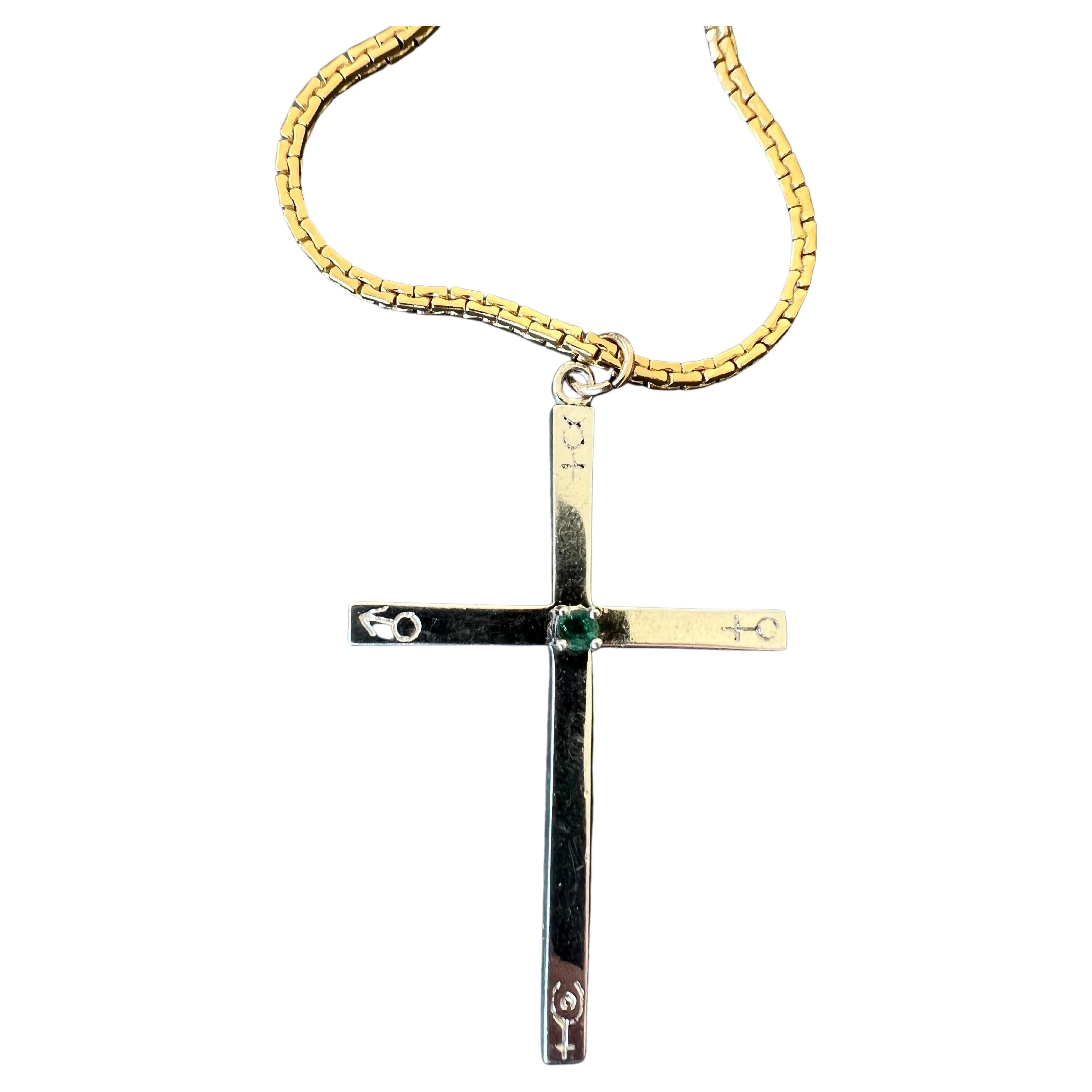 Collier croix d'émeraude gravée Symboles de l'équilibre spirituel et de la guérison en vente
