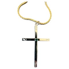 Collier croix d'émeraude gravée Symboles de l'équilibre spirituel et de la guérison