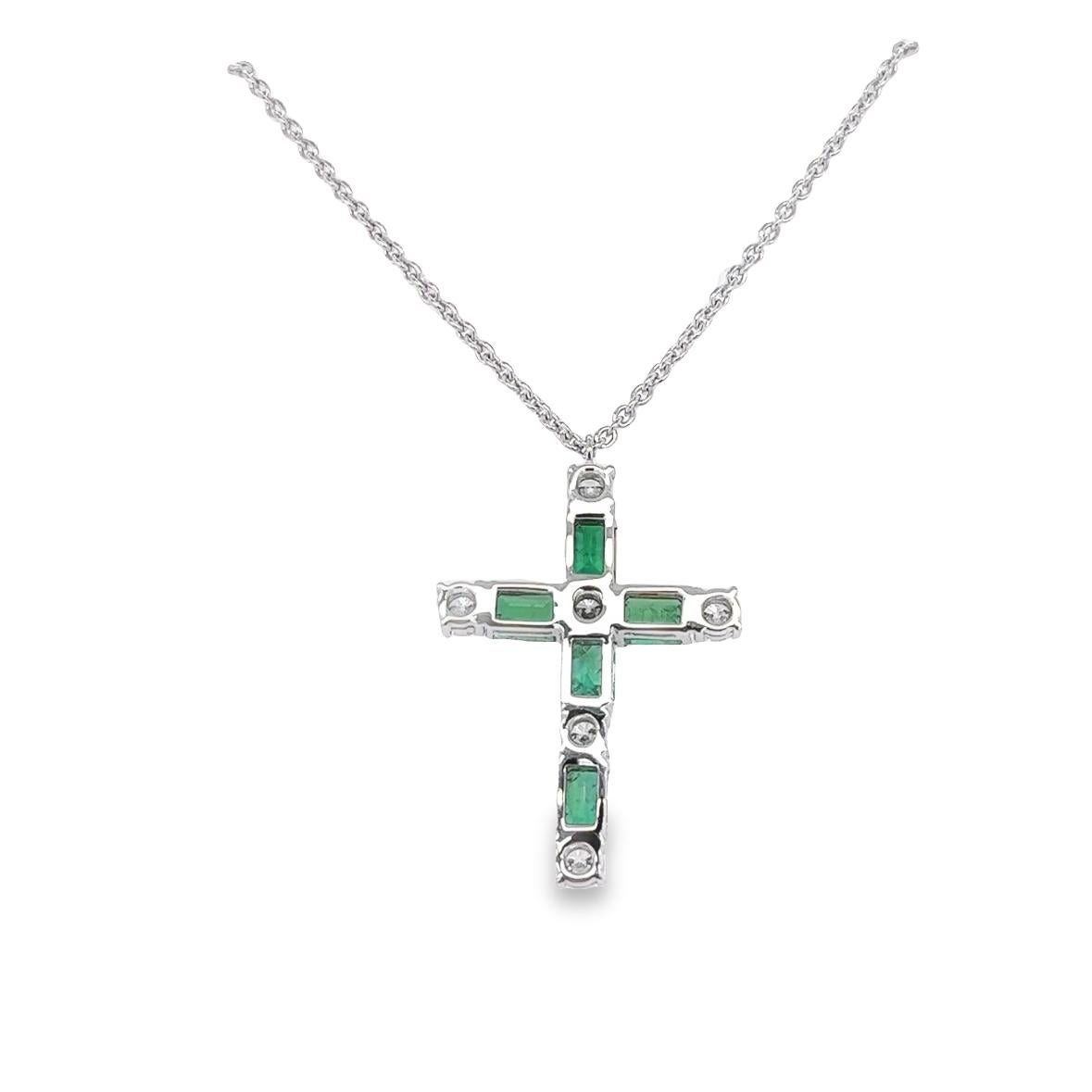 Contemporary Emerald Cross pendant necklace For Sale