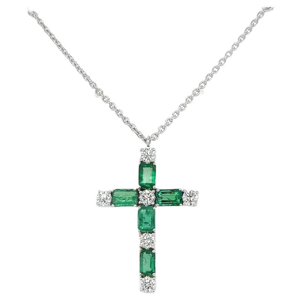 Emerald Cross pendant necklace For Sale