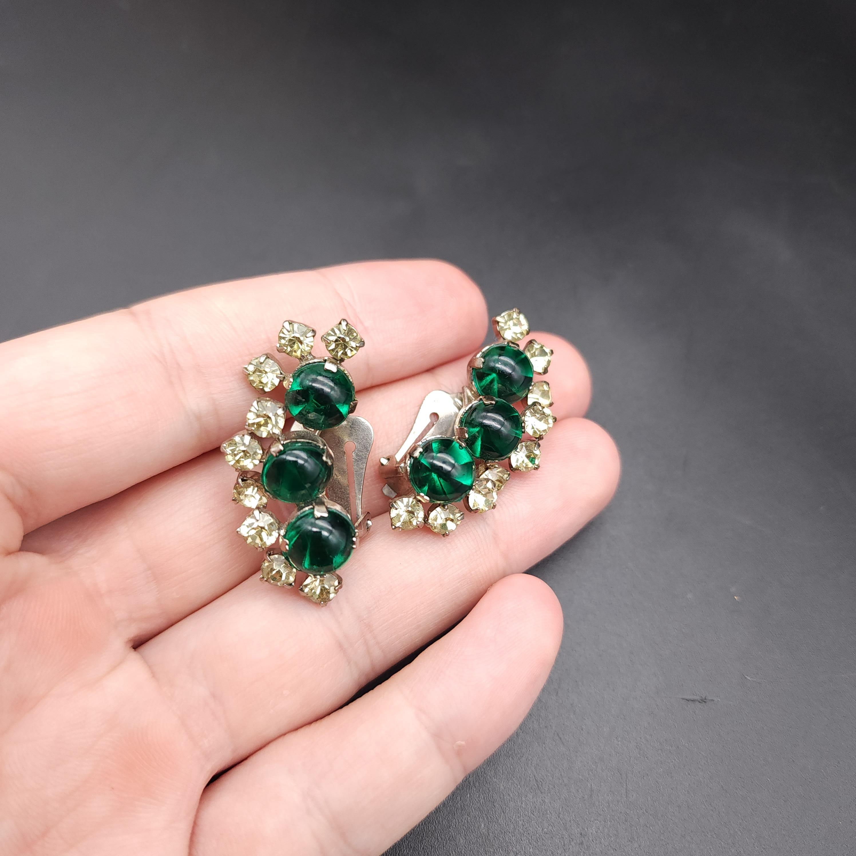 Emerald Crystal Cabochon Clip On Earrings, Clear Crystal Accents, Silver Tone In Excellent Condition For Sale In Milford, DE