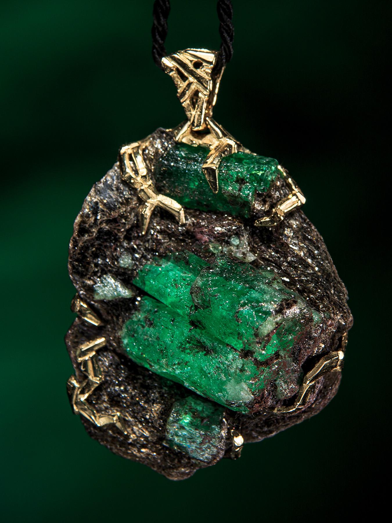 One of a kinde 14k yellow gold necklace with natural emerald crystal cluster
emerald origin - Malyshevskoe mine, Russia
emerald weight - 168.40 carats
gemstone measurements - 0.87 х 1.46 х 1.3481 in / 22 х 37 х 46 mm
pendant length - 1.85 in / 60