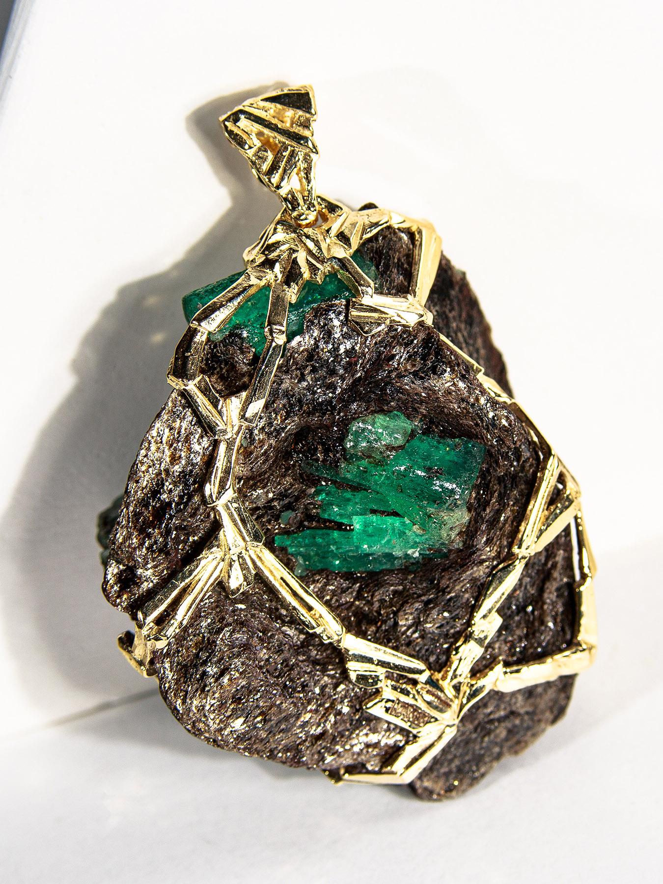 Emerald Crystal Gold Pendant Big Green Beryl 14 Karat Gold Necklace Christmas In New Condition In Berlin, DE