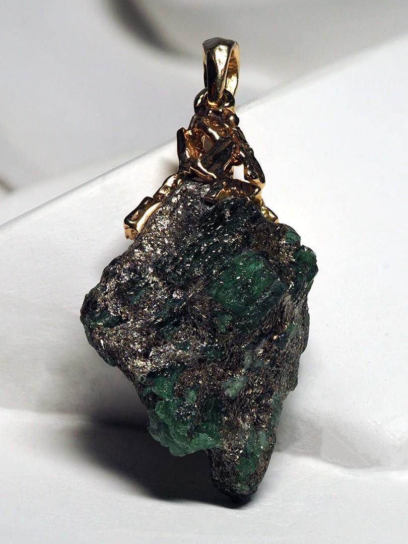 Pendentif en or, cristaux émeraudes, pierre naturelle verte brute en vente 4