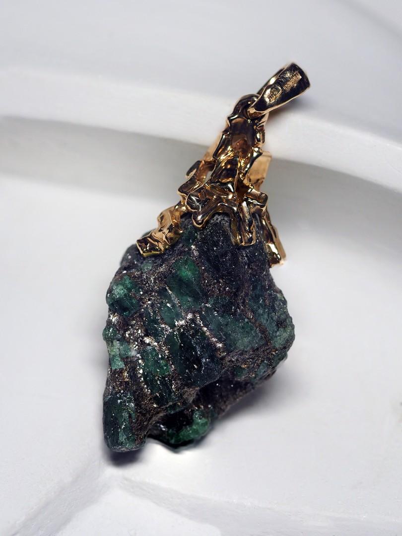 Pendentif en or, cristaux émeraudes, pierre naturelle verte brute en vente 5
