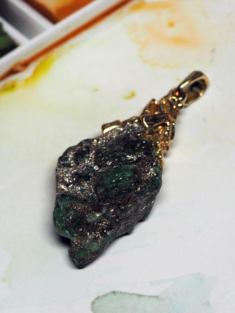 Artisan Pendentif en or, cristaux émeraudes, pierre naturelle verte brute en vente