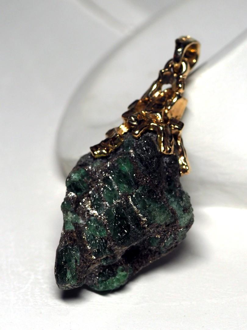 Non taillé Pendentif en or, cristaux émeraudes, pierre naturelle verte brute en vente