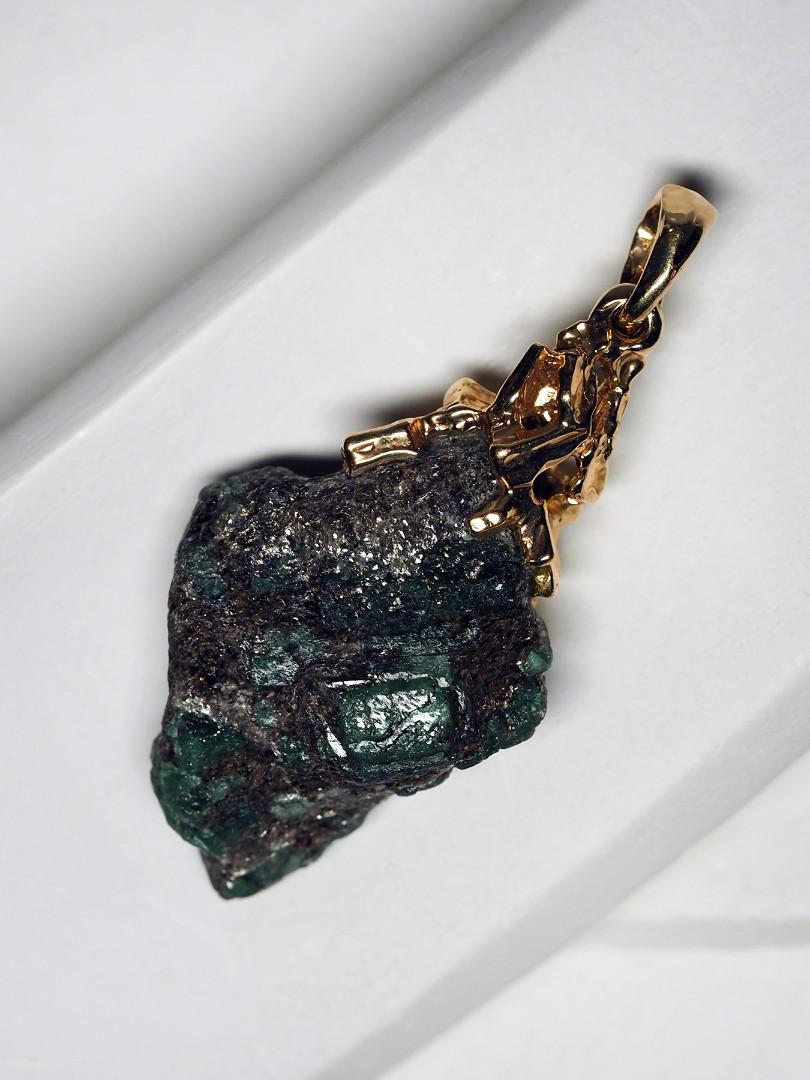 Pendentif en or, cristaux émeraudes, pierre naturelle verte brute Excellent état - En vente à Berlin, DE