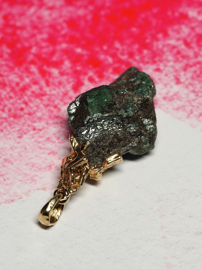 Pendentif en or, cristaux émeraudes, pierre naturelle verte brute en vente 1