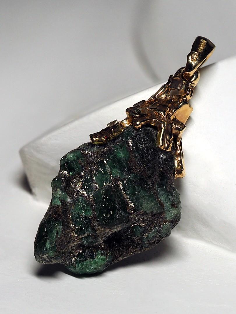 Emerald Crystals Gold Pendant Natural Raw Green Stone In Excellent Condition For Sale In Berlin, DE