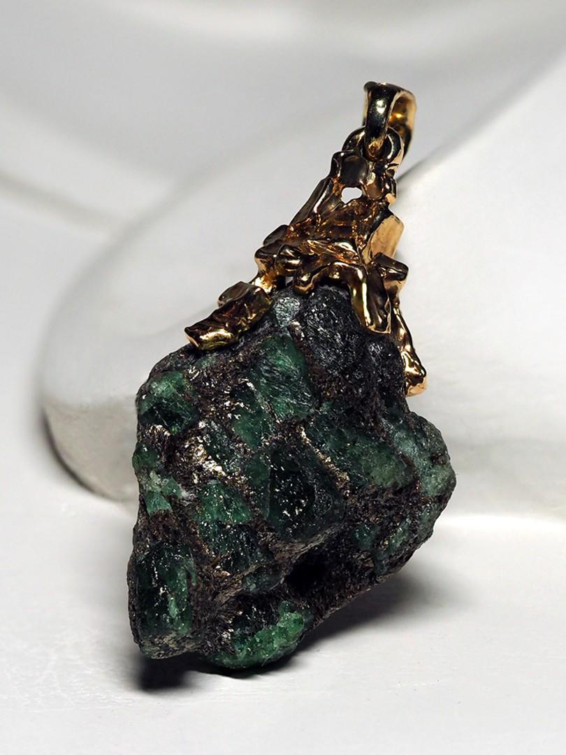 Pendentif en or, cristaux émeraudes, pierre naturelle verte brute en vente 3