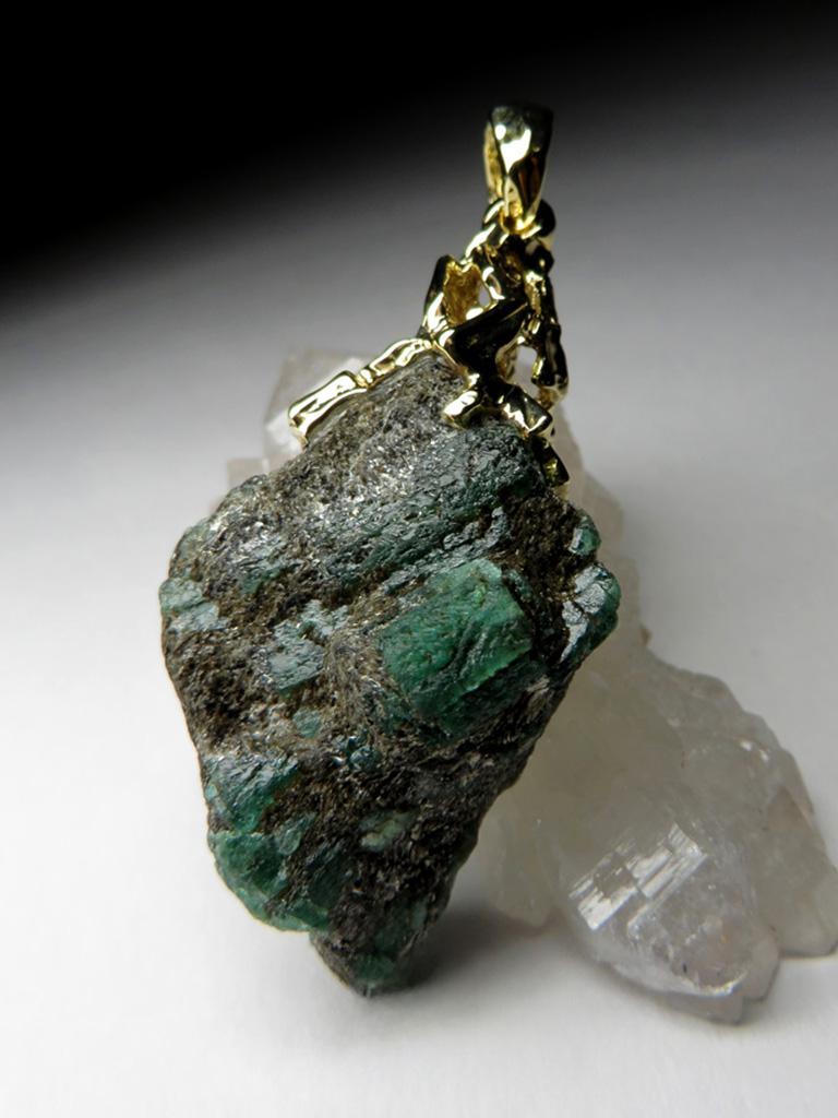 Pendentif en or, cristaux émeraudes, pierre naturelle verte brute en vente 6