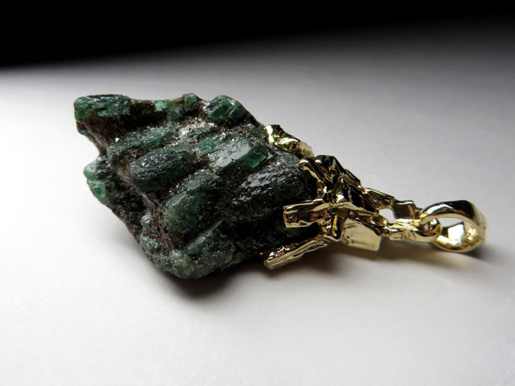 Pendentif en or, cristaux émeraudes, pierre naturelle verte brute en vente 7