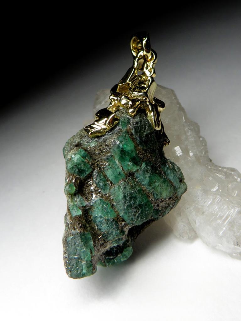 Pendentif en or, cristaux émeraudes, pierre naturelle verte brute en vente 8