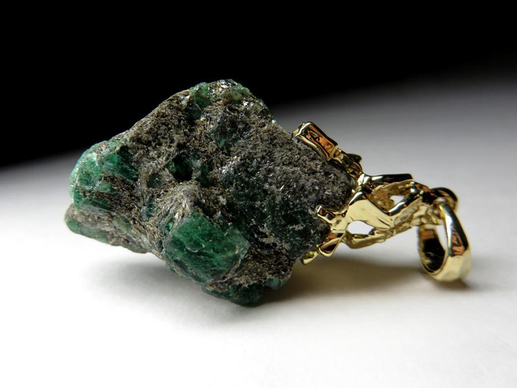 Pendentif en or, cristaux émeraudes, pierre naturelle verte brute en vente 9