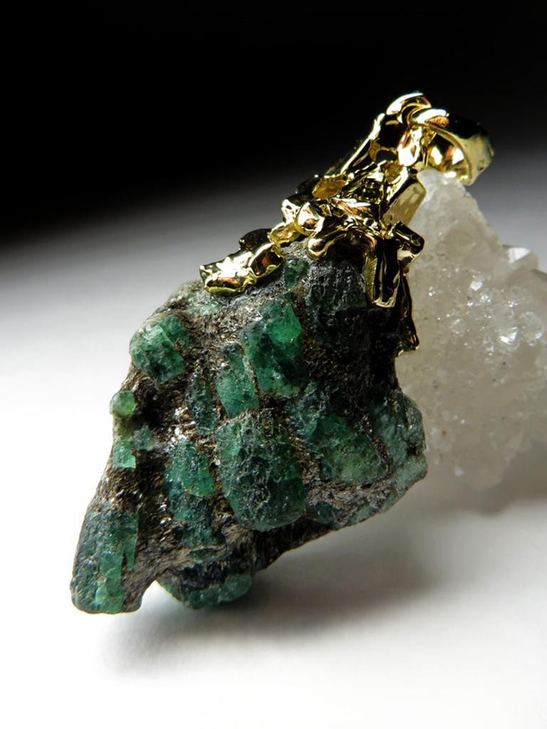 Colgante de oro amarillo de 14 quilates con cristales de esmeralda natural en bruto
origen de la esmeralda - Ural
medidas de los cristales - 0,59 х 0,91 х 1,26 in / 15 х 23 х 32 mm
peso de la esmeralda - 51,85 quilates
peso del colgante - 14,5
