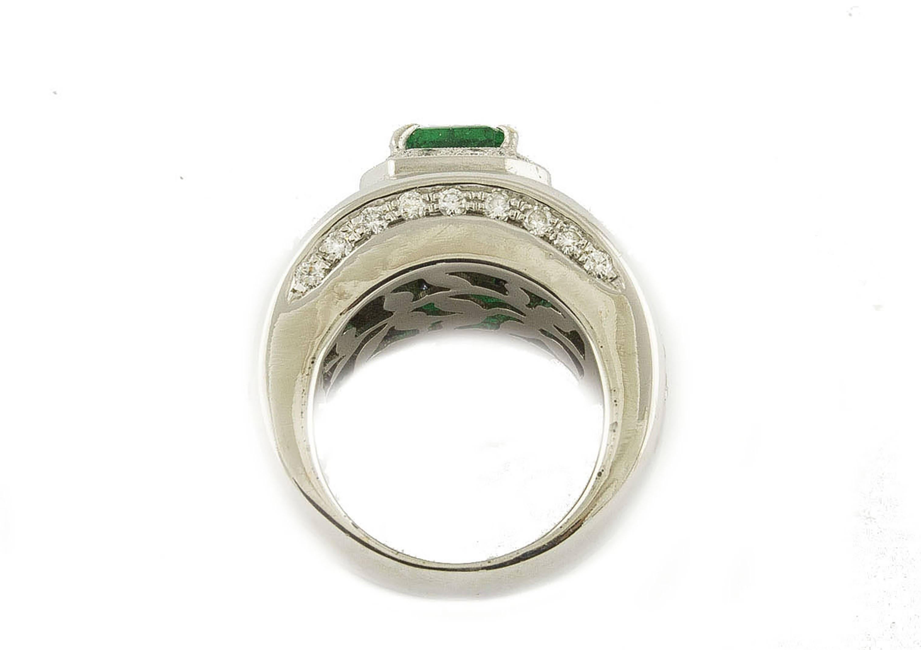 Smaragd Diamanten Weißgold Band Ring (Brillantschliff) im Angebot