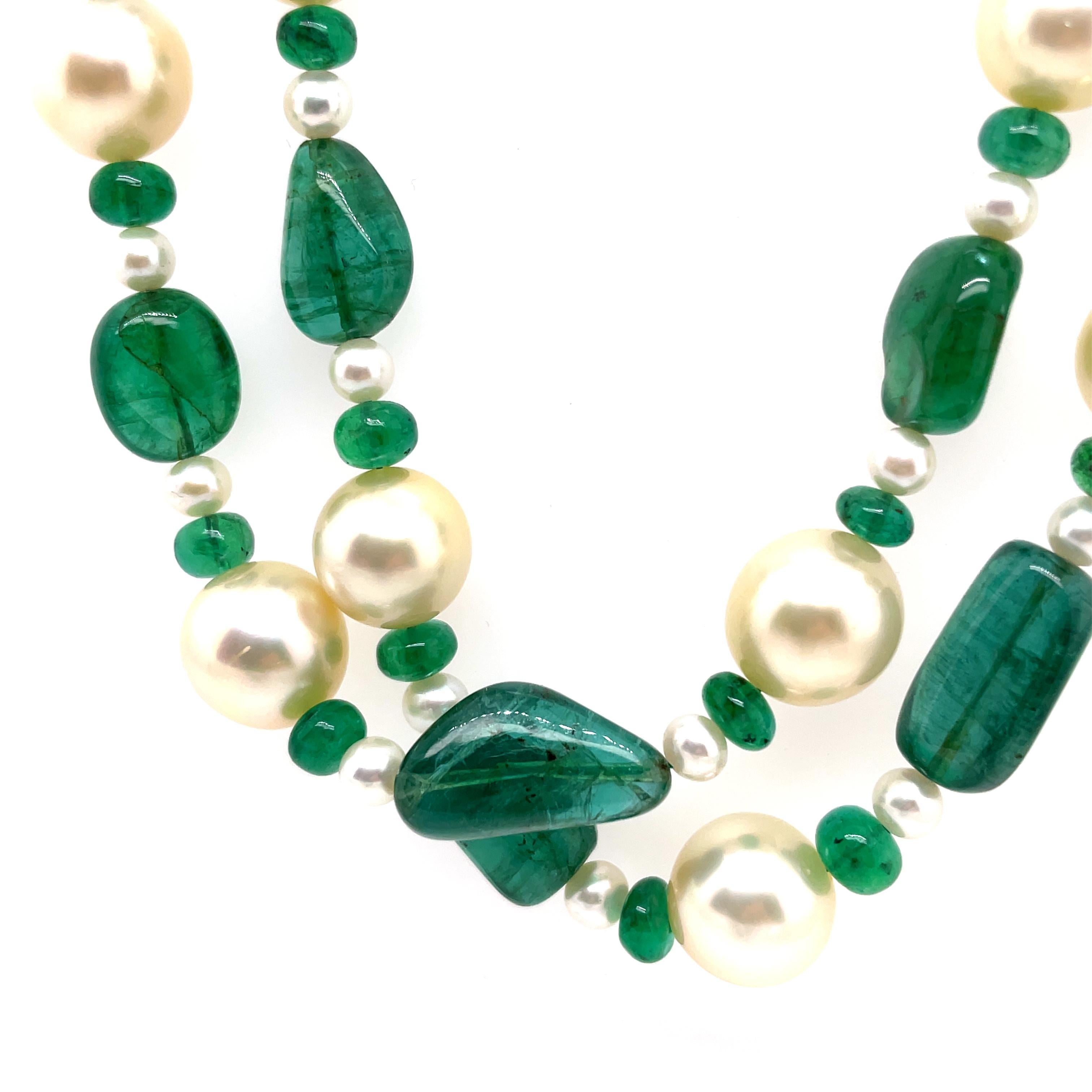 
Adornata da 71 perle di smeraldo dello Zambia per un totale di 188,95 carati, questa collana abbaglia con la sua vibrante tonalità verde.

Completato da 70 perle dei mari del sud, il pezzo è chiuso da una sofisticata fibbia in oro bianco 18