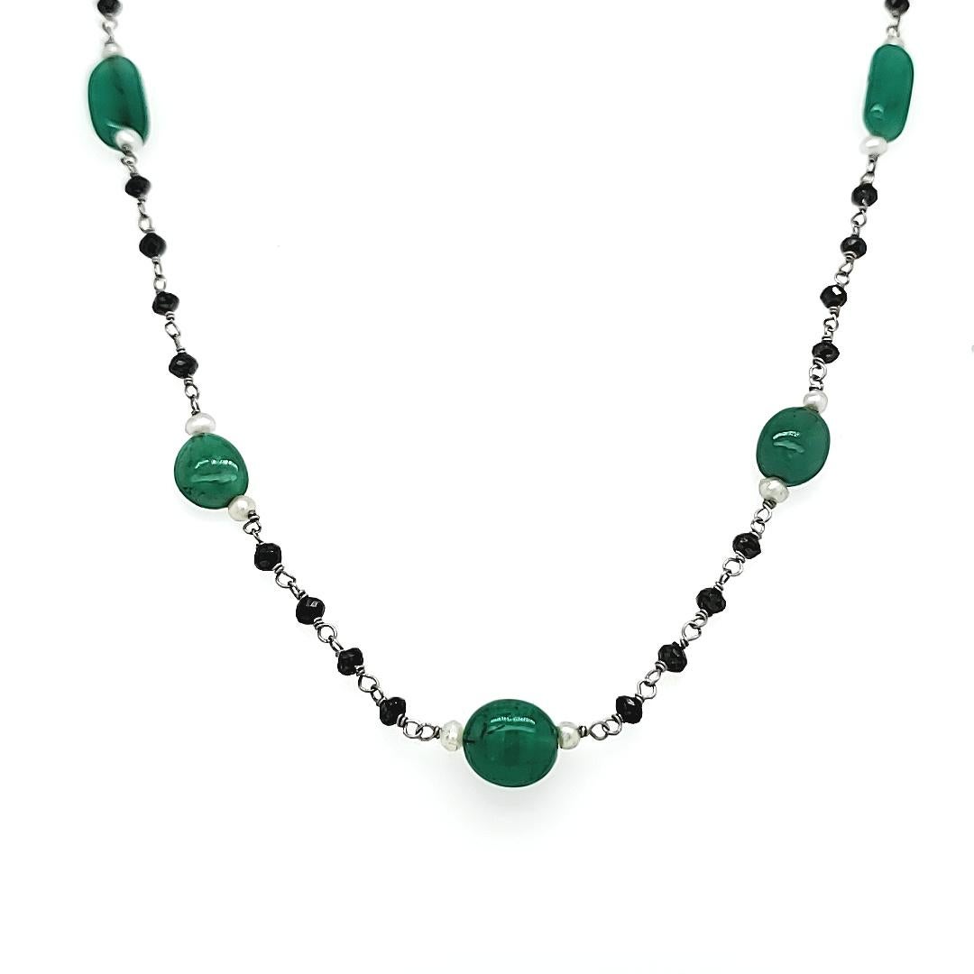 Con 29,82 quilates de ricas cuentas de esmeralda verde, 9,86 quilates de misteriosas cuentas de diamante negro y 3,58 quilates de luminosas perlas.

Engarzado con un hilo de oro de 18 quilates (2,74 quilates), equilibra a la perfección lujo y