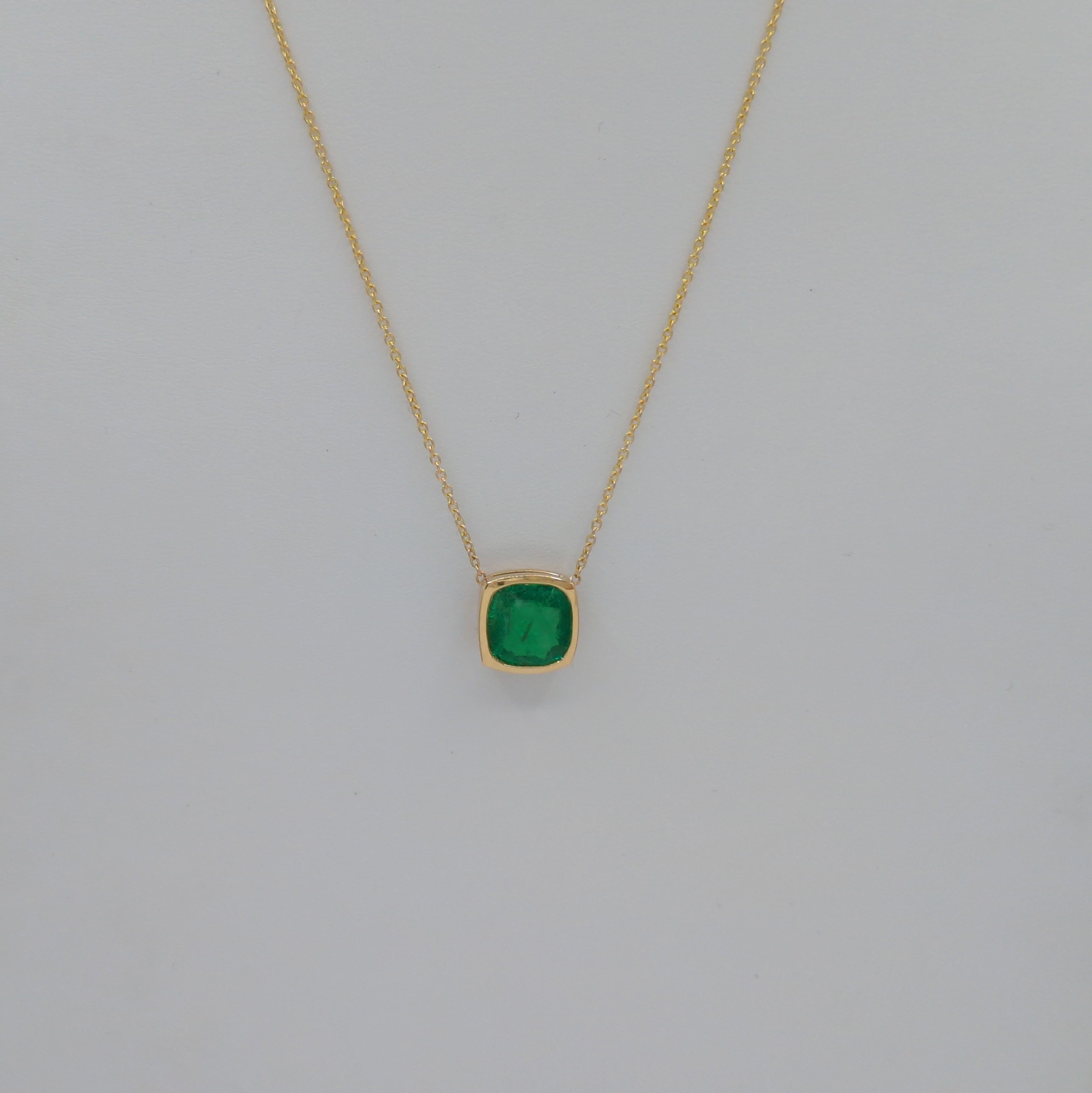 Emerald Cushion Bezel Pendant Necklace in 18K Yellow Gold In New Condition For Sale In Los Angeles, CA
