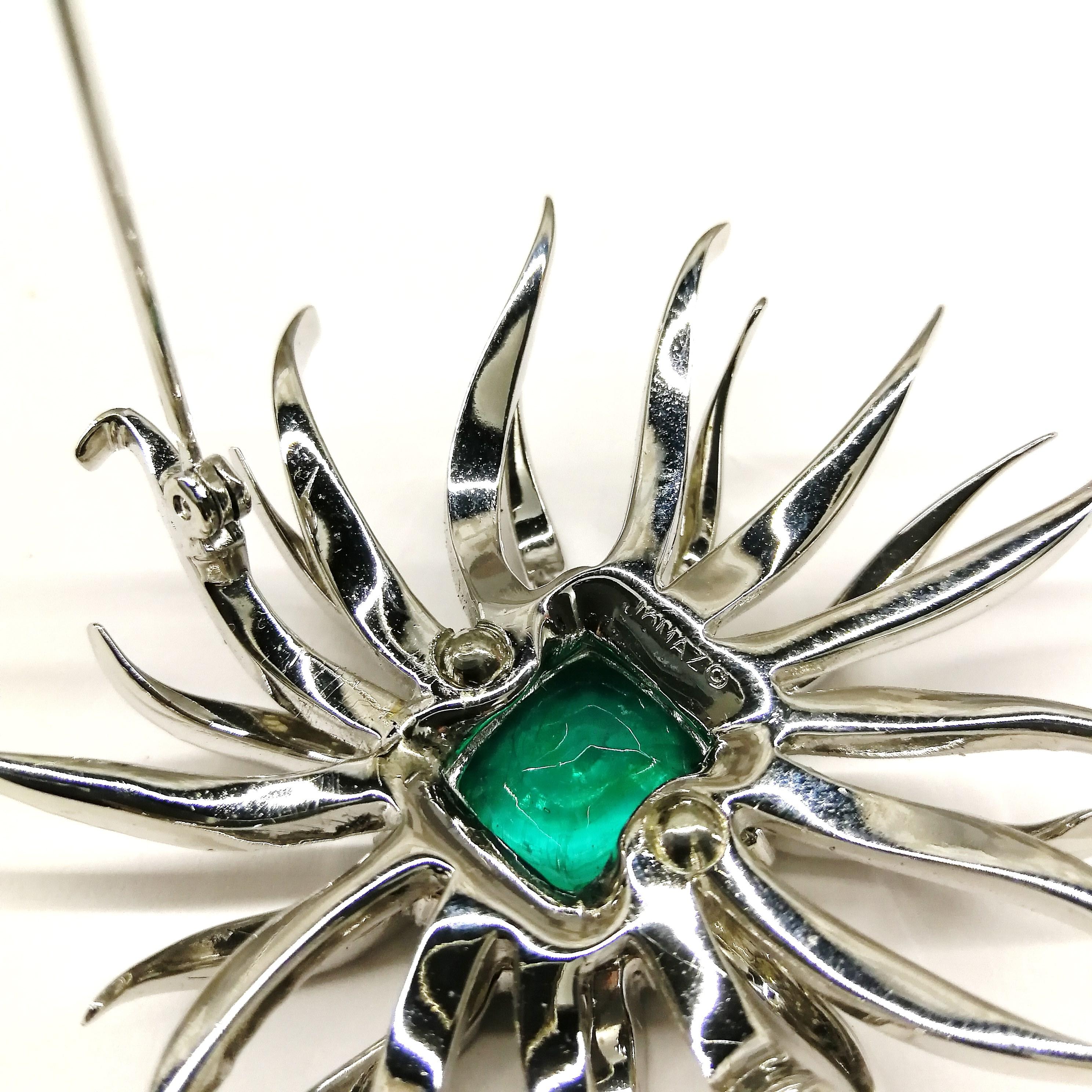 Emerald cushion cut and clear paste 'sunburst' brooch and earrings, Jomaz, 1960s In Excellent Condition In Greyabbey, County Down