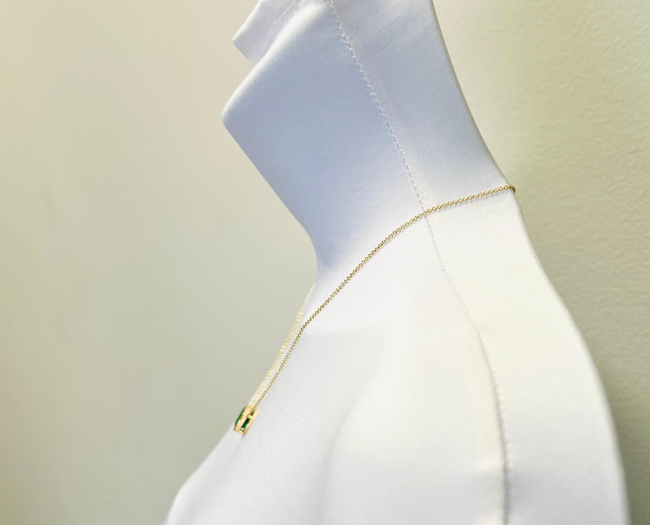 Taille coussin Collier East West Bezel en or jaune 18 carats avec coussin d'émeraude en vente