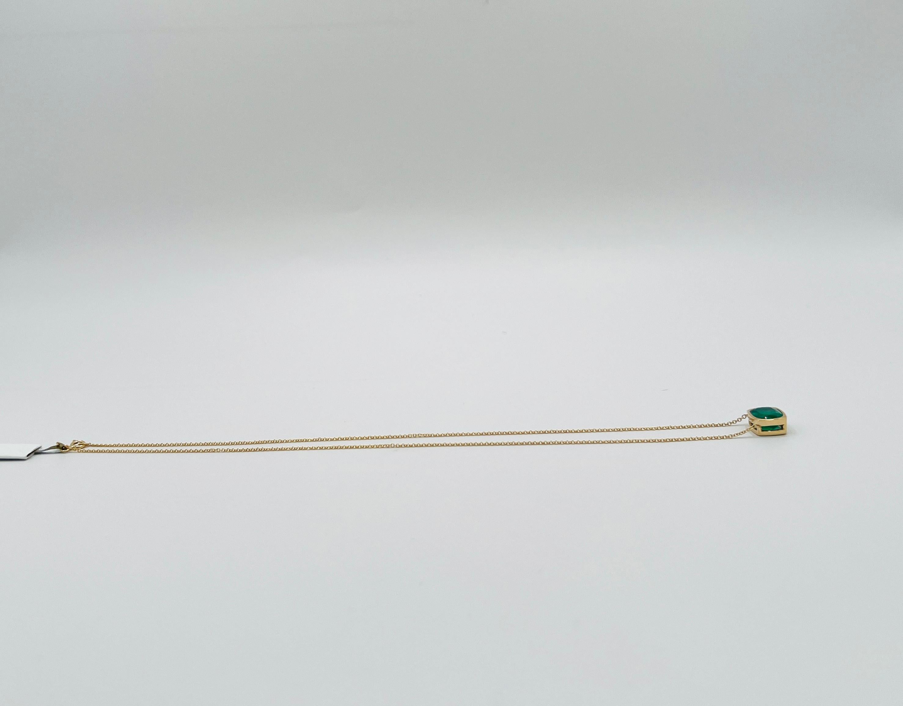 Collier East West Bezel en or jaune 18 carats avec coussin d'émeraude Neuf - En vente à Los Angeles, CA