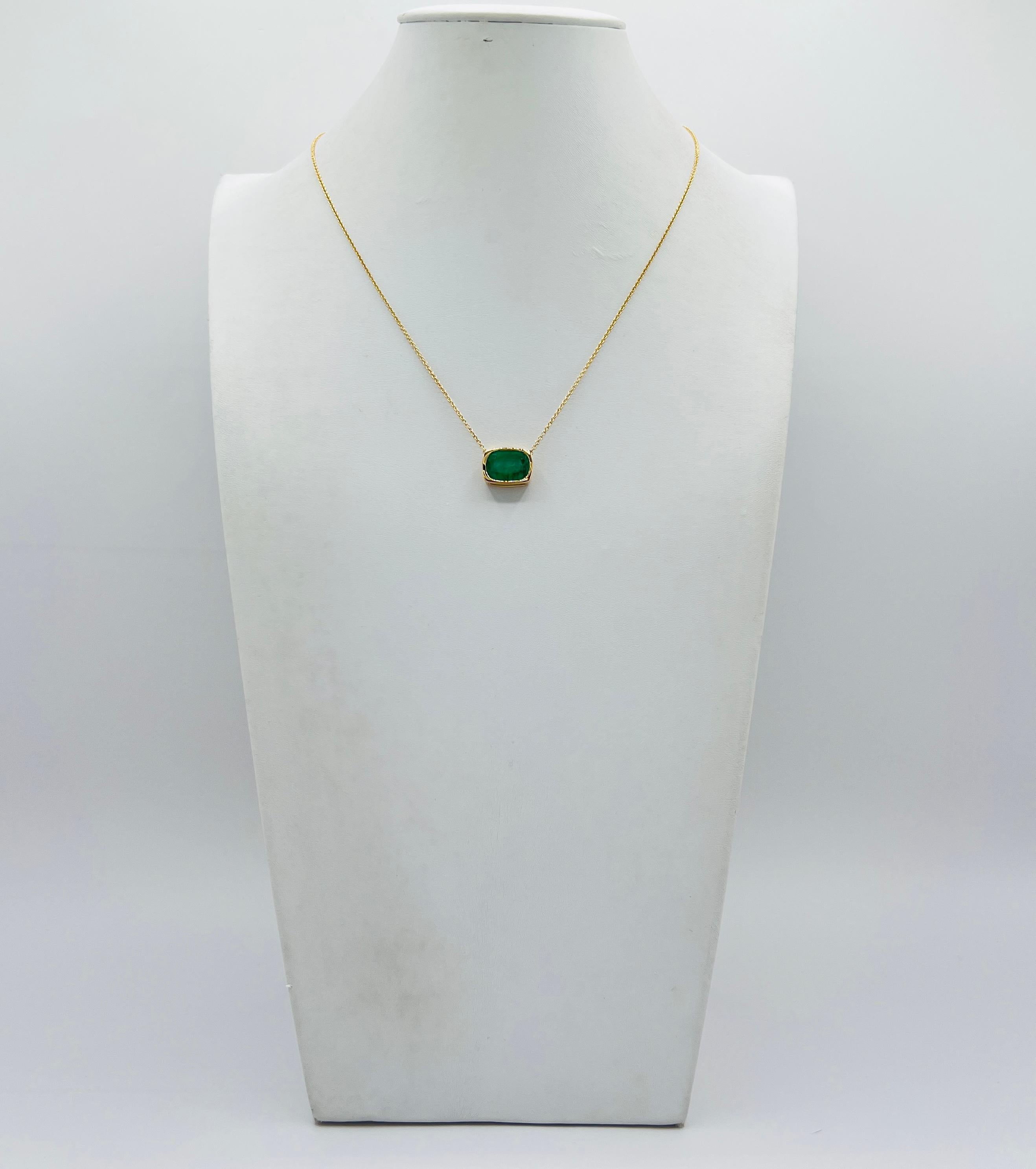 Collier East West Bezel en or jaune 18 carats avec coussin d'émeraude en vente 1