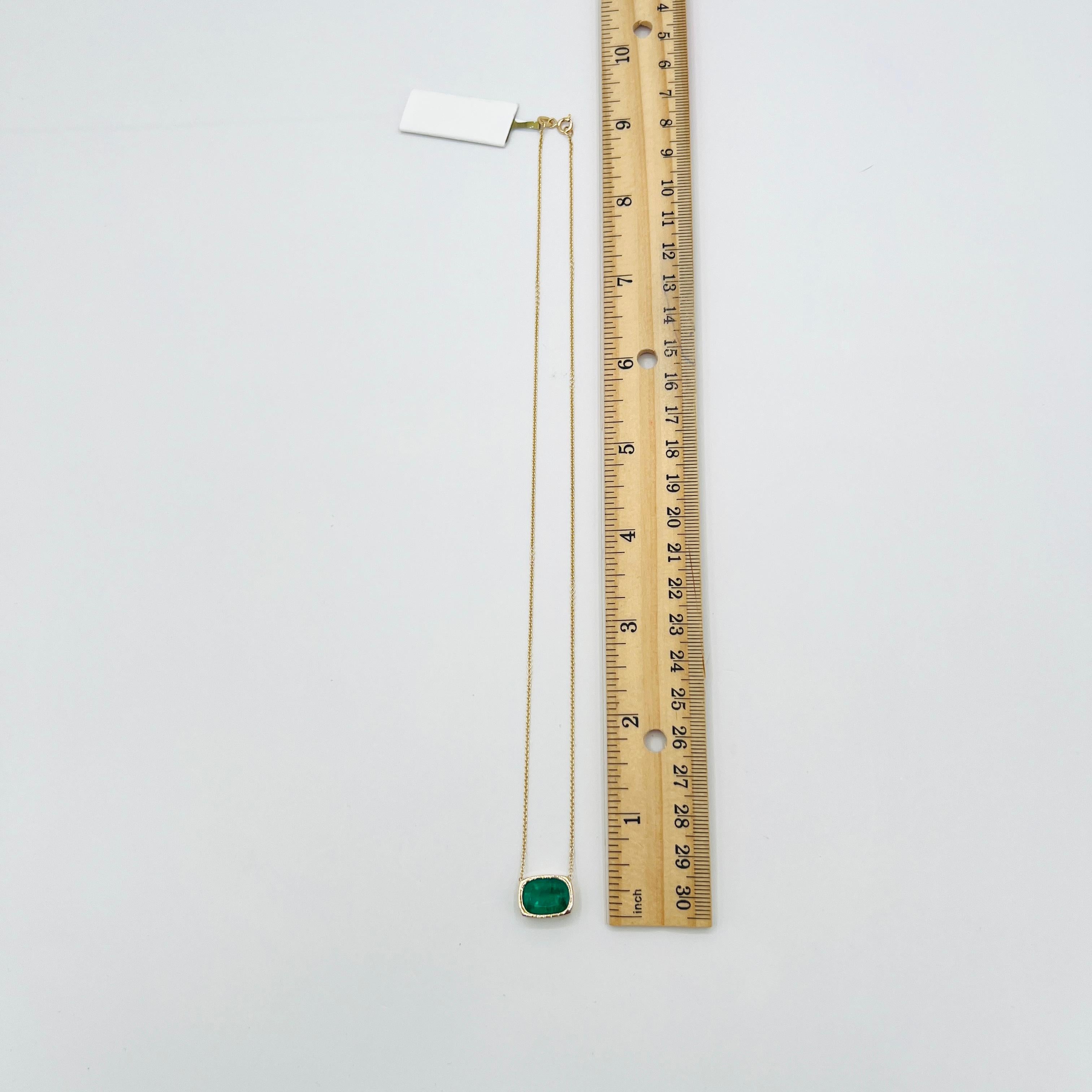 Collier East West Bezel en or jaune 18 carats avec coussin d'émeraude en vente 2