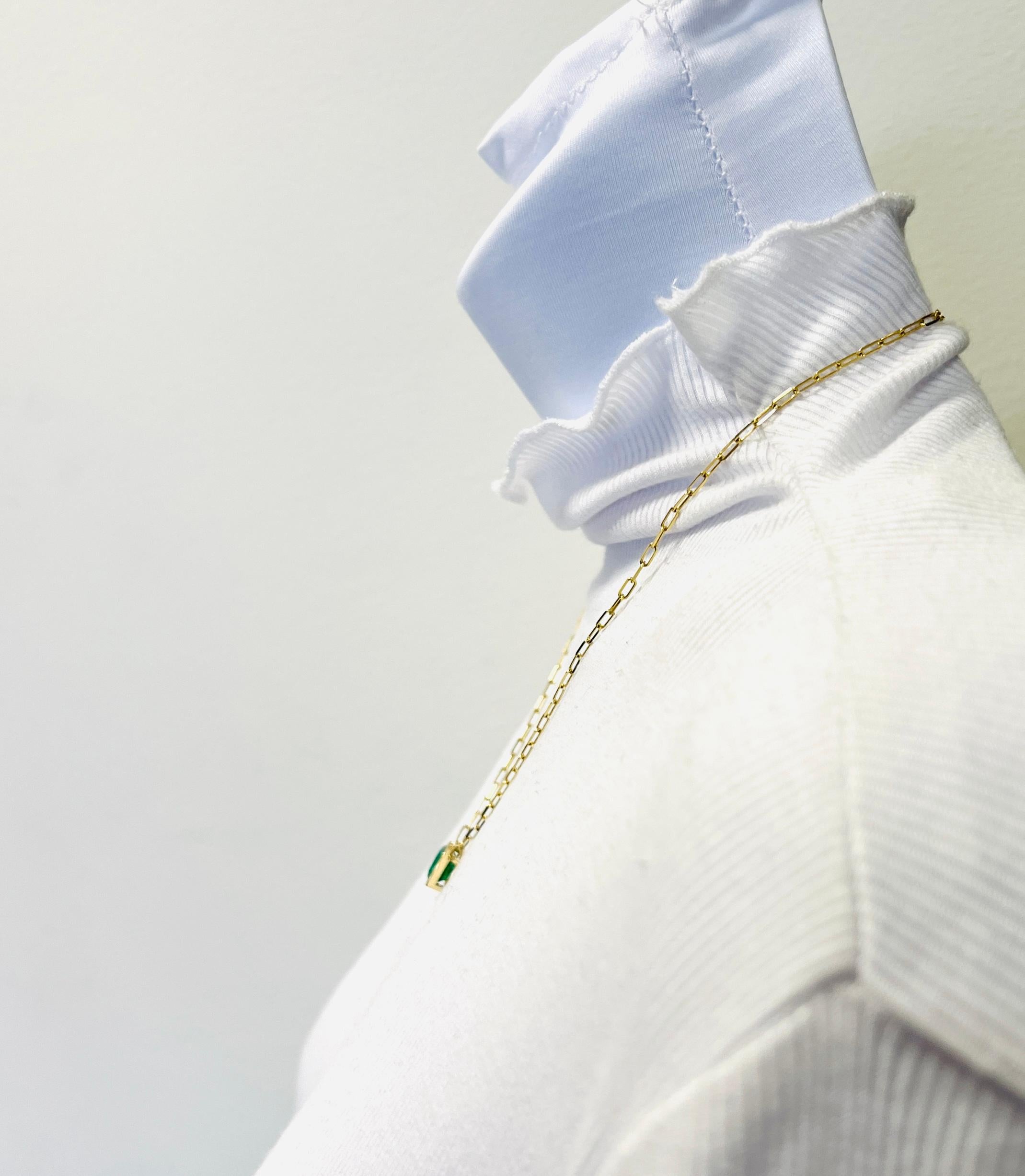 Taille coussin Collier en or jaune 14K avec pendentif trombone en forme de coussin d'émeraude en vente