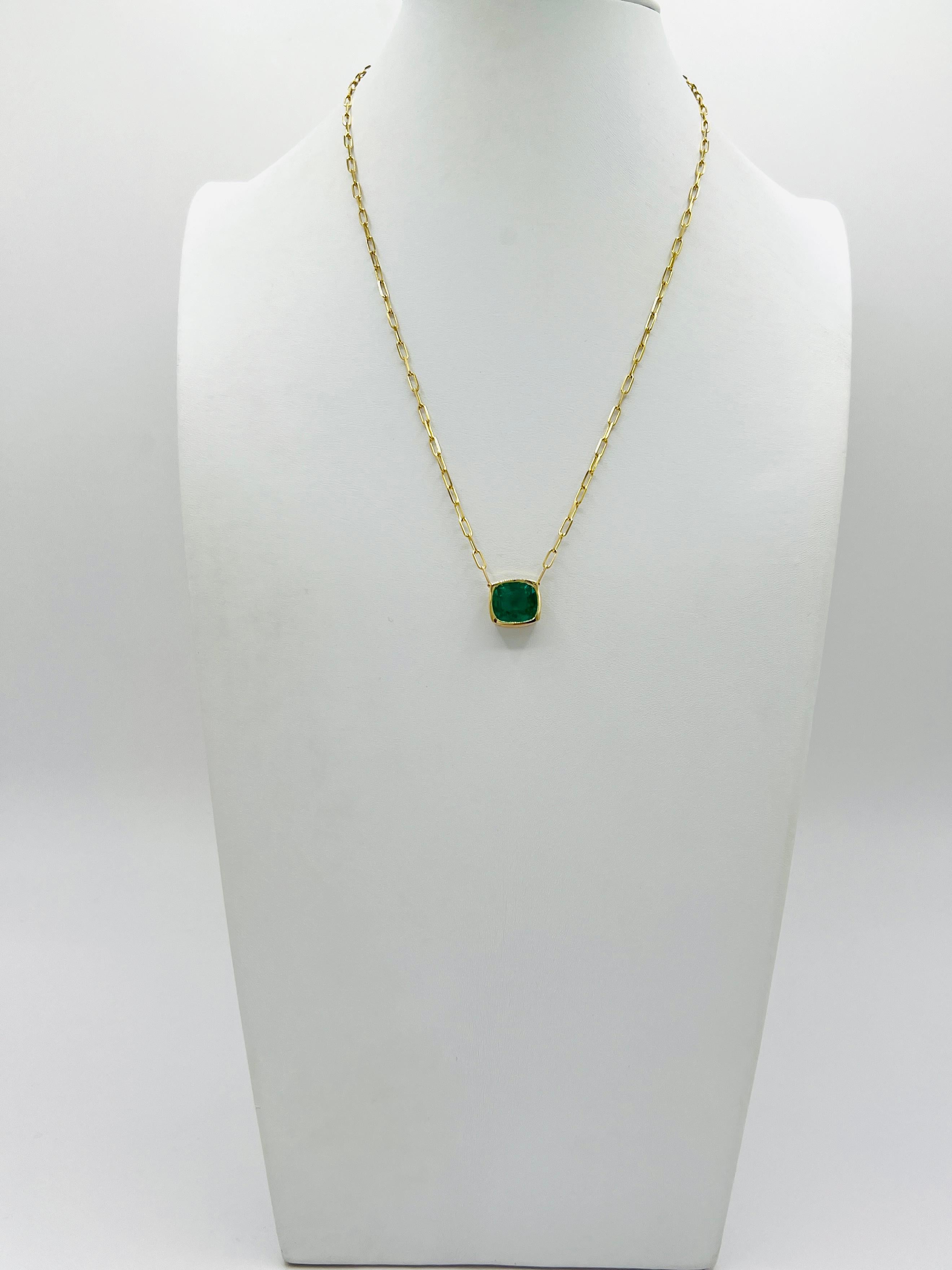 Collier en or jaune 14K avec pendentif trombone en forme de coussin d'émeraude Neuf - En vente à Los Angeles, CA
