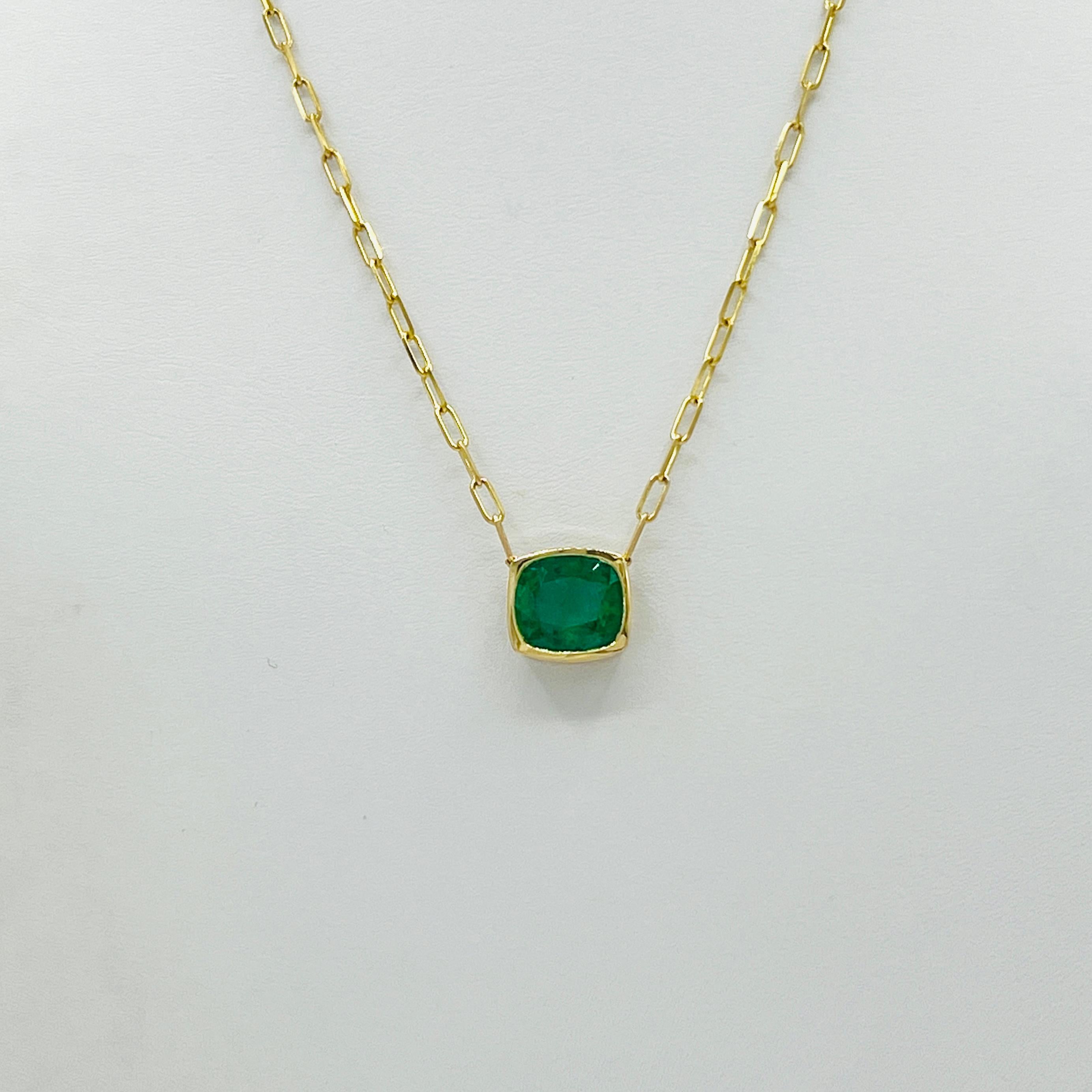 Collier en or jaune 14K avec pendentif trombone en forme de coussin d'émeraude Unisexe en vente