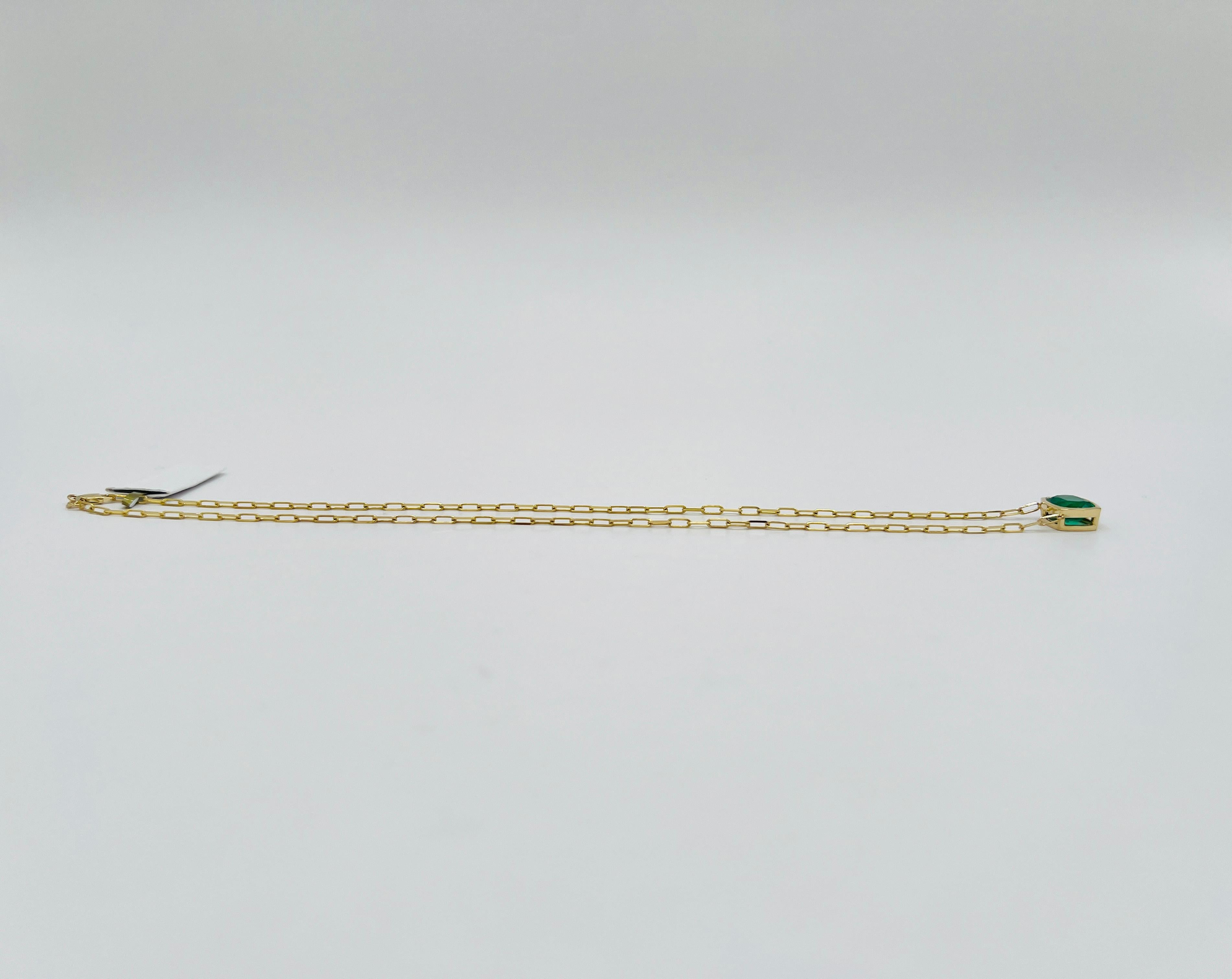 Collier en or jaune 14K avec pendentif trombone en forme de coussin d'émeraude en vente 3