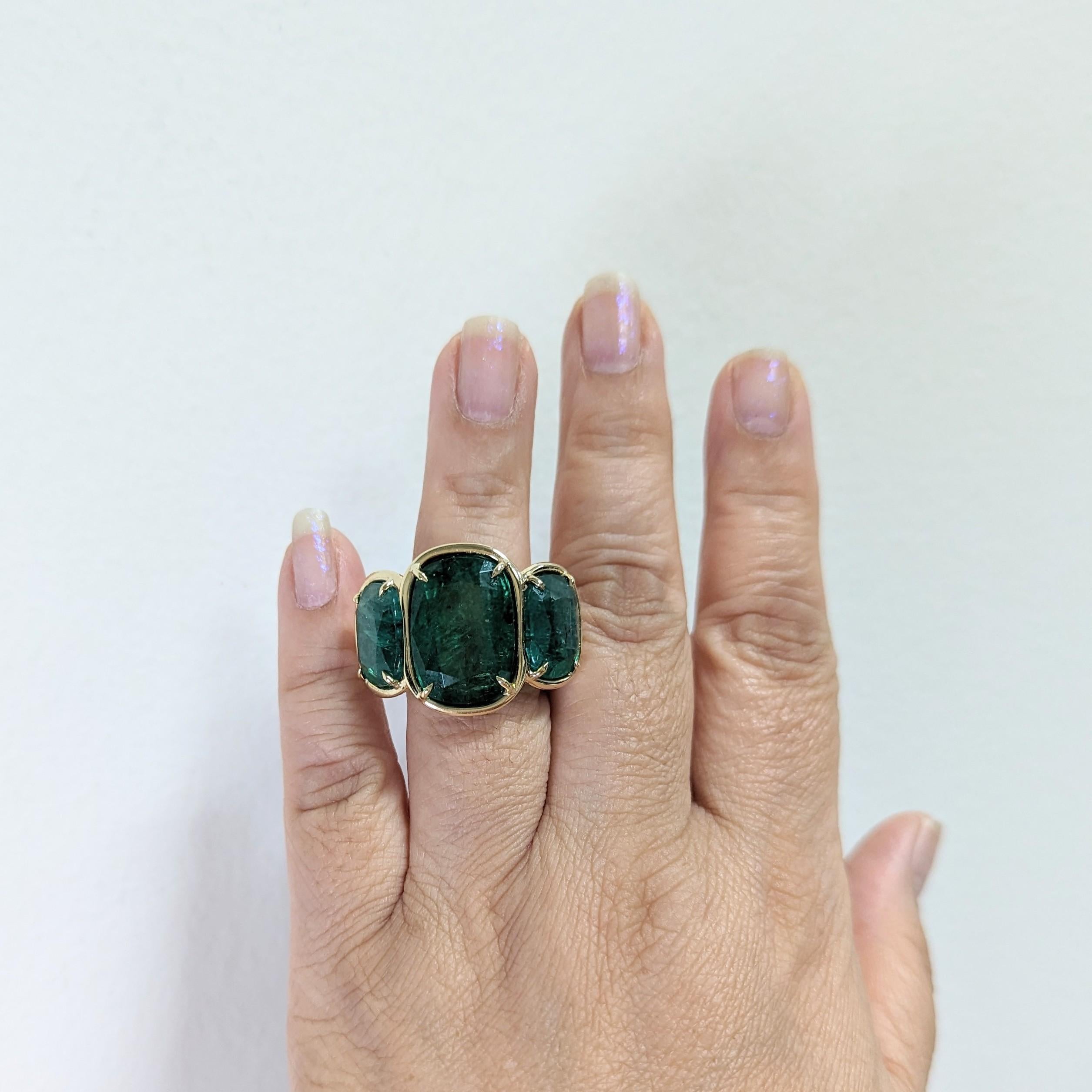 Magnifiques coussins en émeraude de 31,17 ct.  Fabriqué à la main en or jaune 18k.  Cette bague à trois pierres est simple et élégante.  Bague taille 6.5.