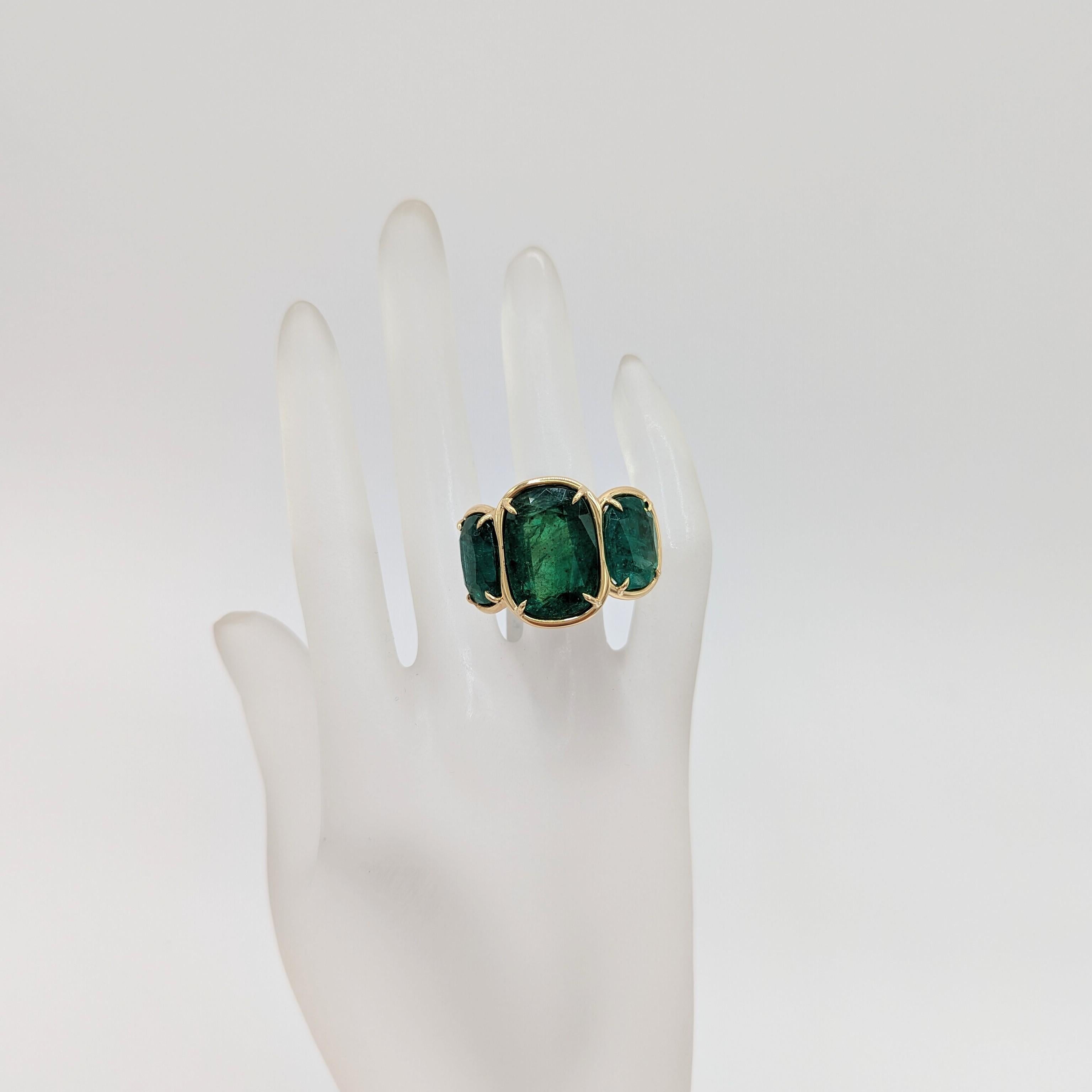 Taille coussin Bague à trois pierres en or jaune 18 carats avec coussin d'émeraude en vente
