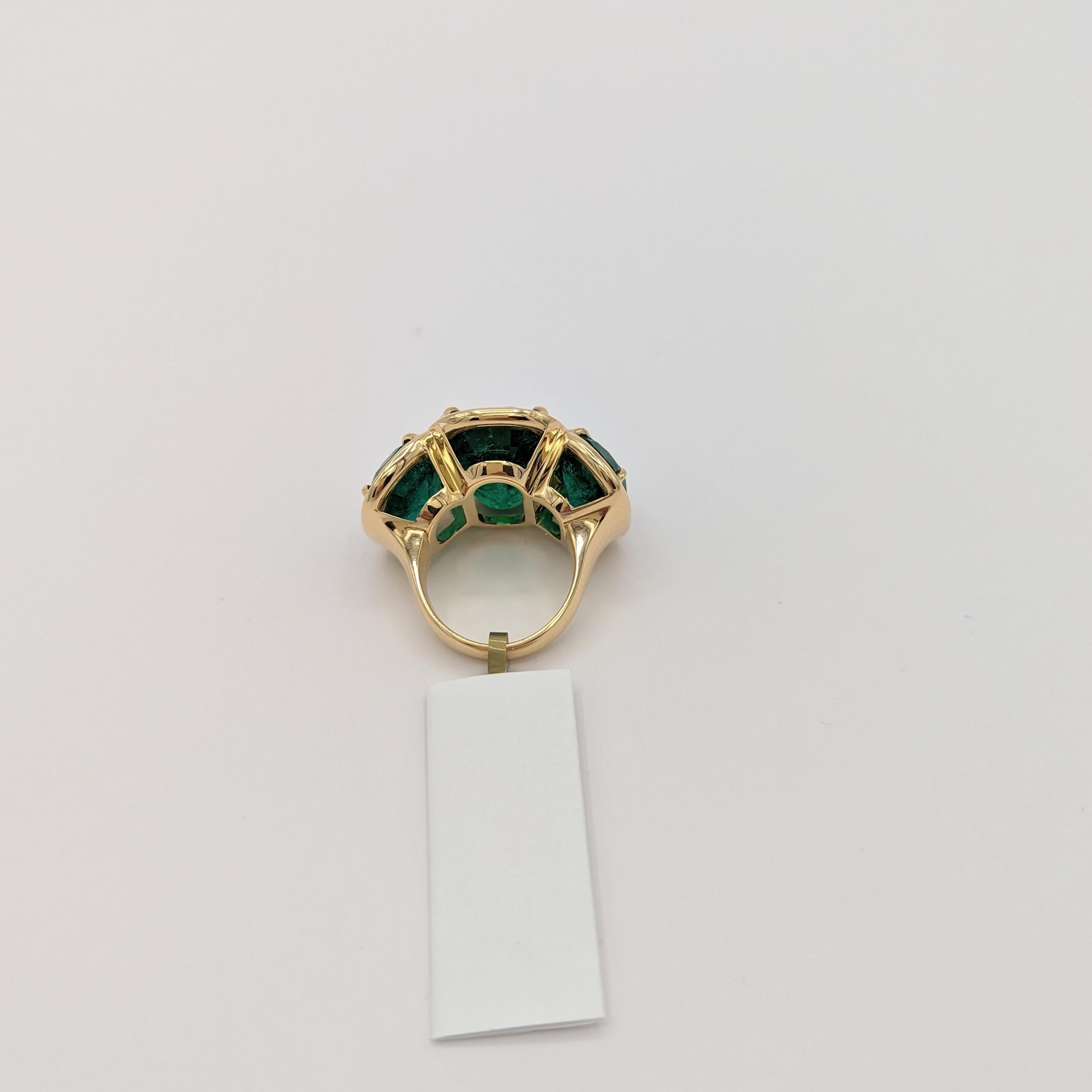 Bague à trois pierres en or jaune 18 carats avec coussin d'émeraude Neuf - En vente à Los Angeles, CA
