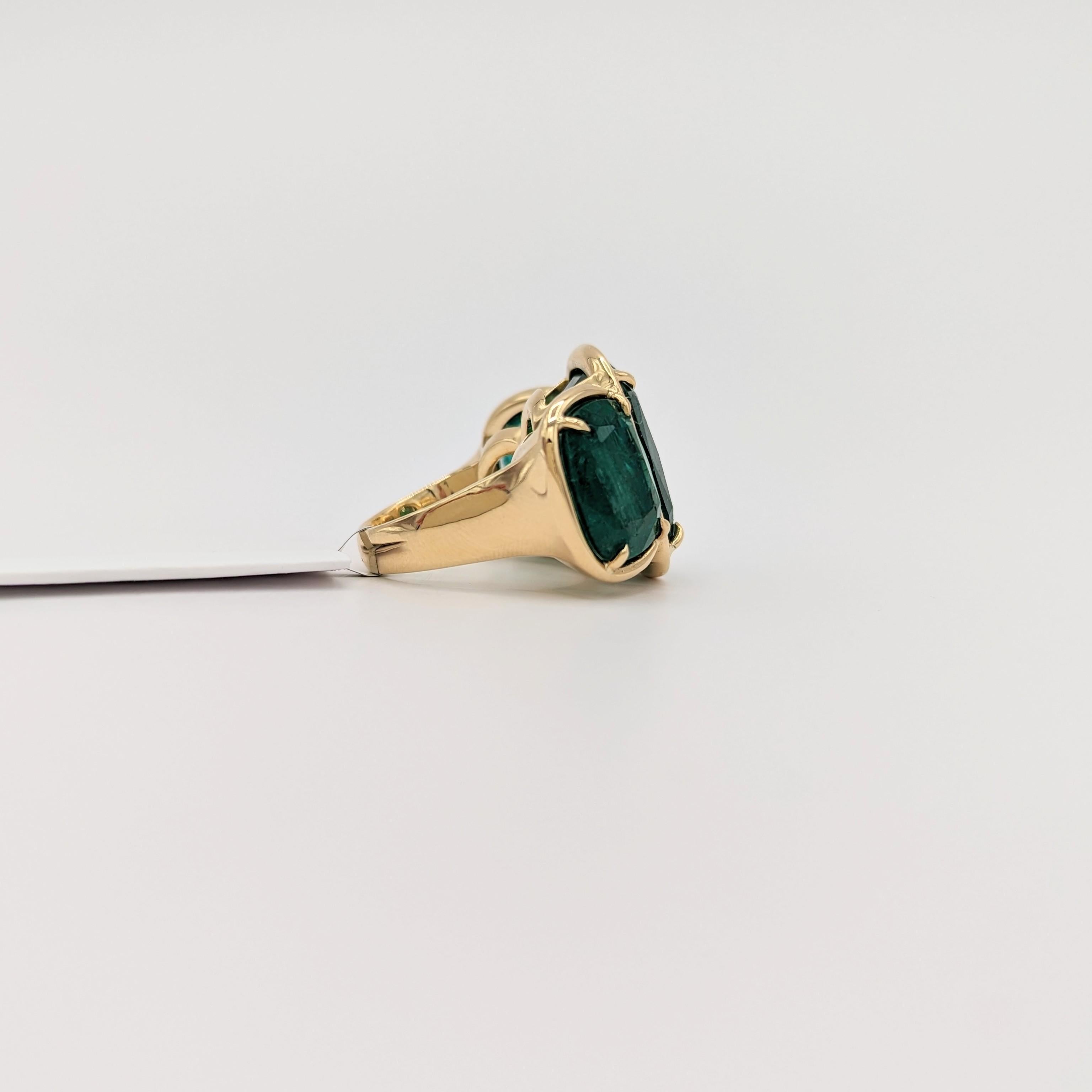Bague à trois pierres en or jaune 18 carats avec coussin d'émeraude Unisexe en vente