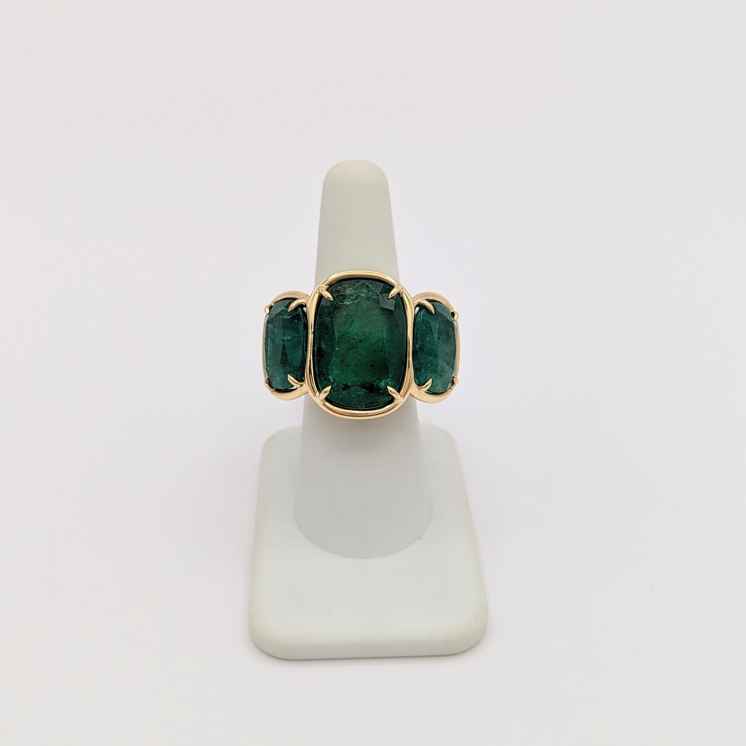 Bague à trois pierres en or jaune 18 carats avec coussin d'émeraude en vente 1