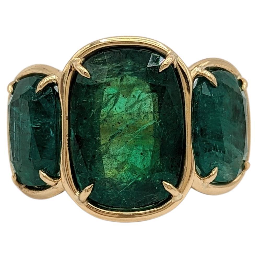 Anillo de tres piedras con cojín de esmeralda en oro amarillo de 18 quilates