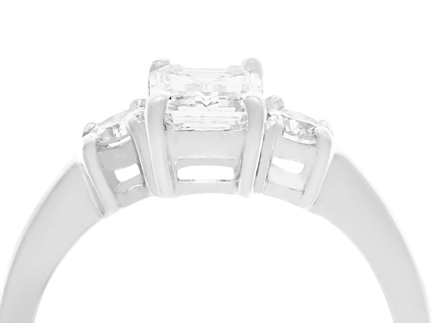 Taille émeraude Bague de fiançailles en or blanc et diamant taille émeraude de 1,34 carat en vente