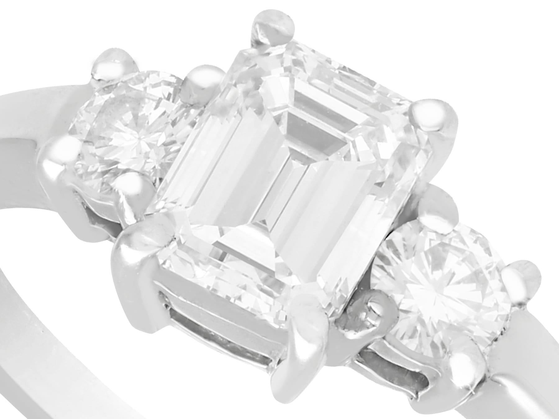 Bague de fiançailles en or blanc et diamant taille émeraude de 1,34 carat Excellent état - En vente à Jesmond, Newcastle Upon Tyne