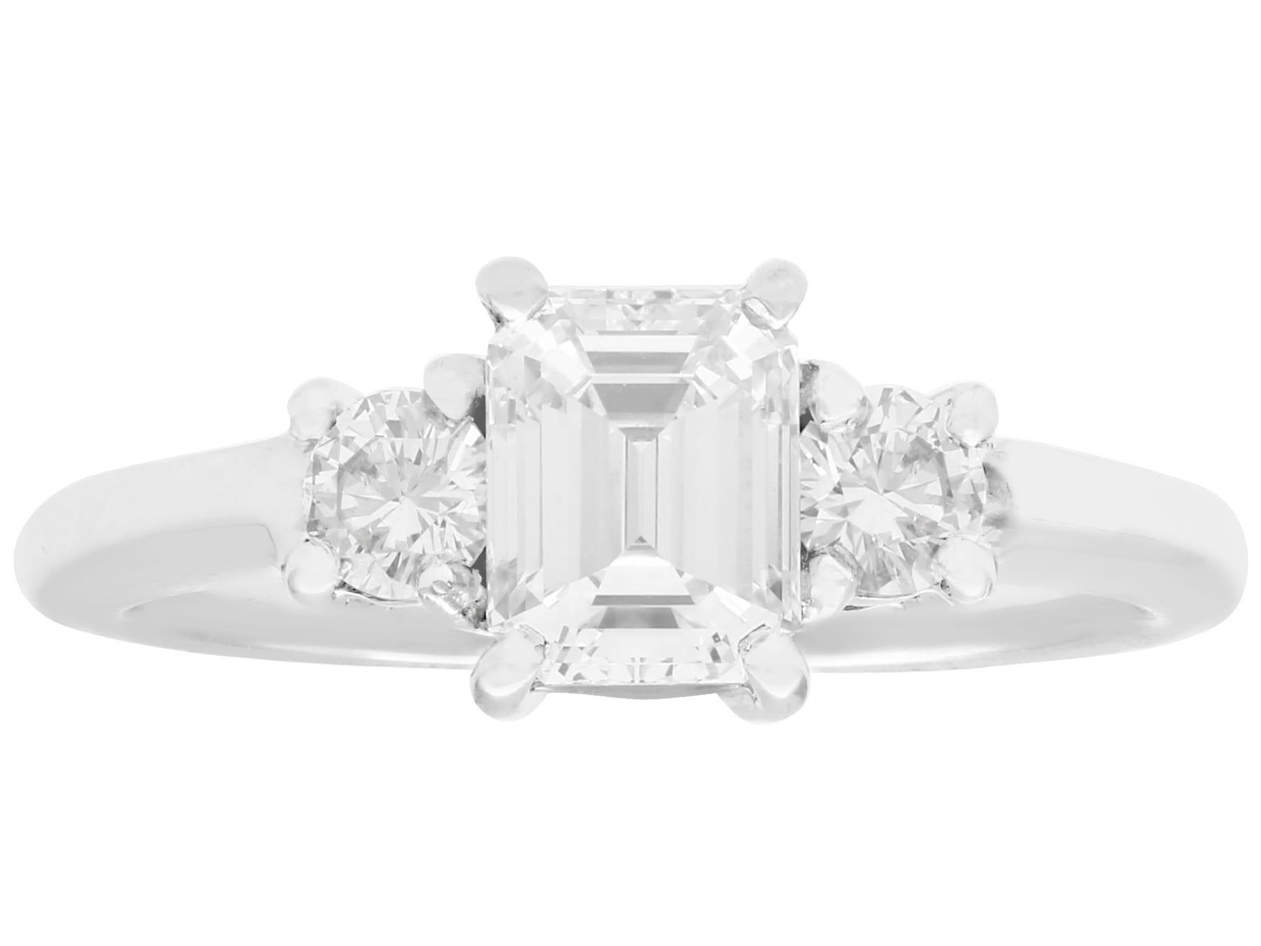 Bague de fiançailles en or blanc et diamant taille émeraude de 1,34 carat Pour femmes en vente