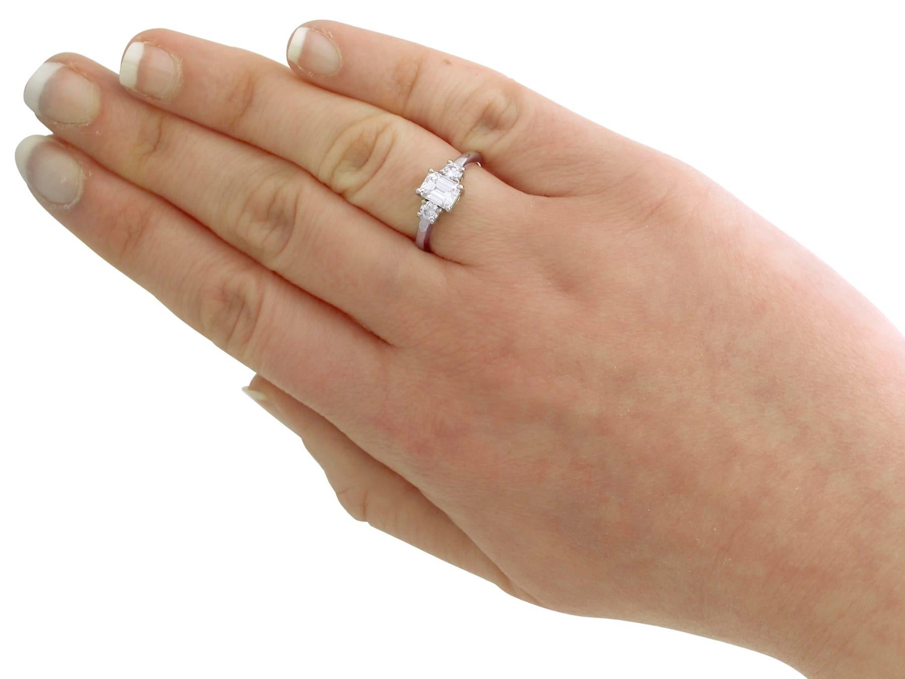 Bague de fiançailles en or blanc et diamant taille émeraude de 1,34 carat en vente 2